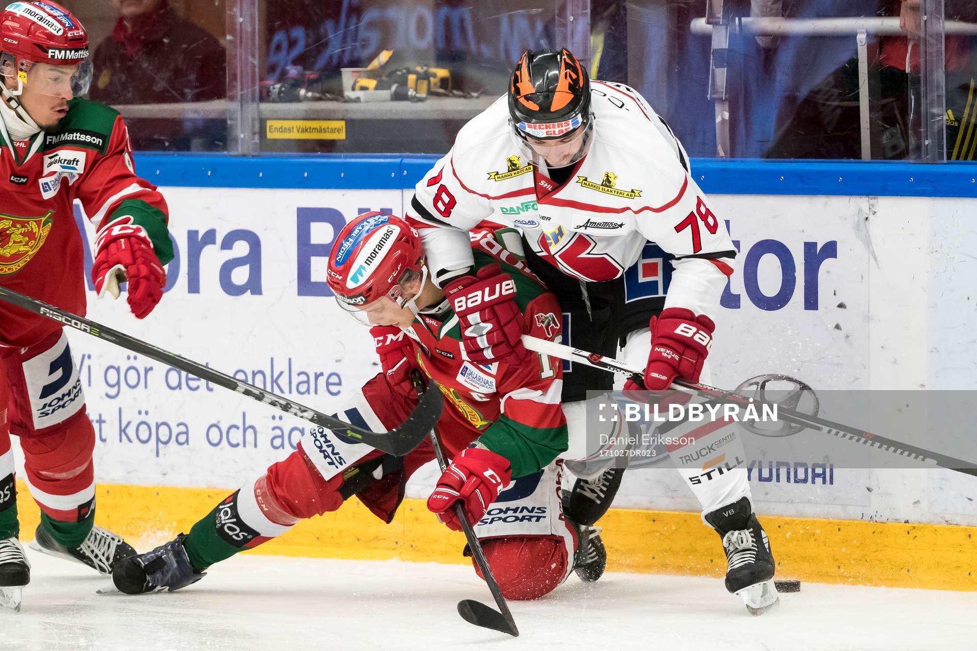 Moras Emil Bejmo och Örebros Victor Bartley i kamp vid
