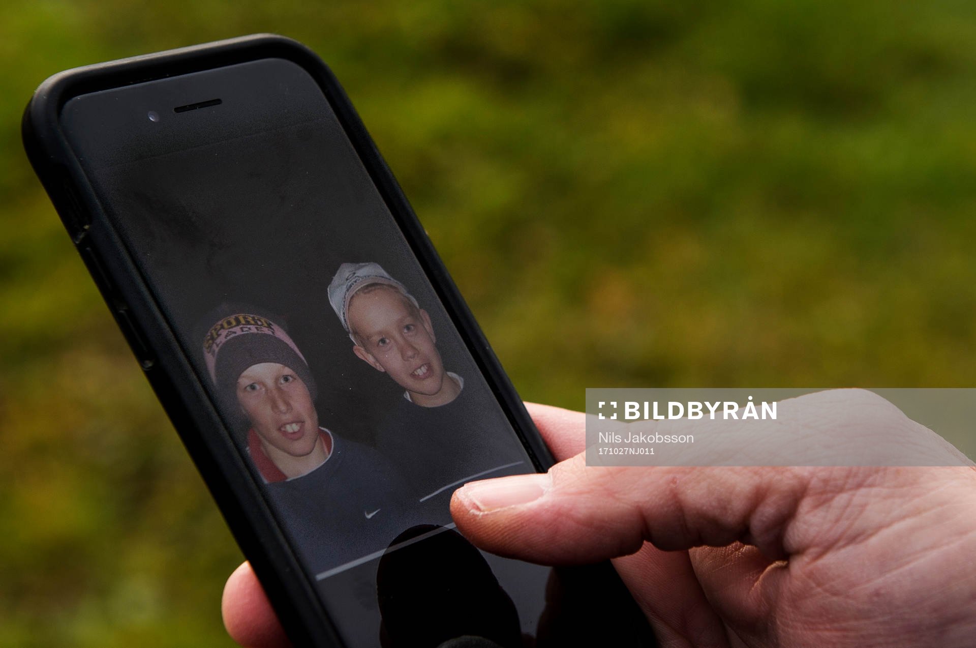 Leif Forsberg, pappa till Emil tittar på sin telefon och