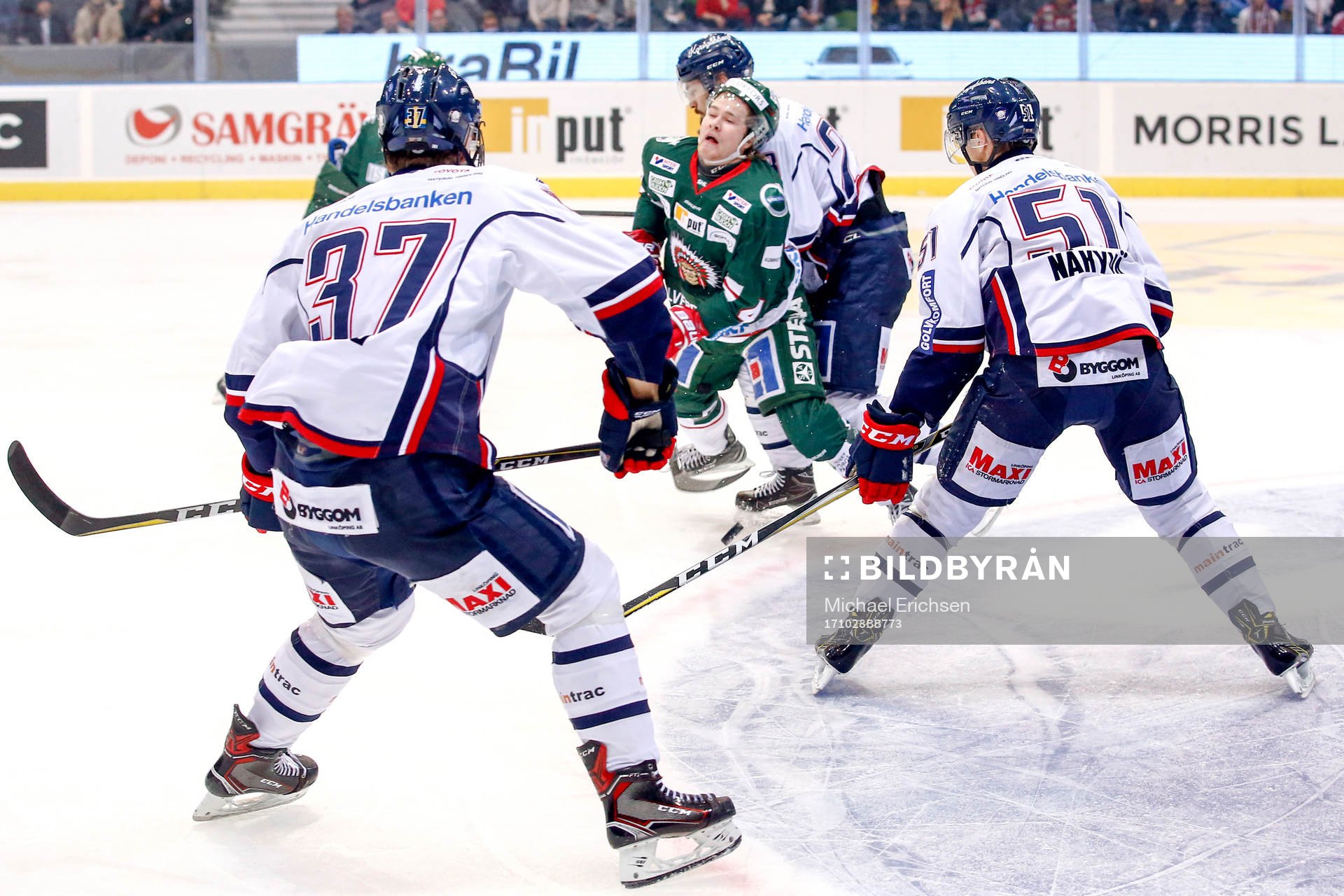 Linköpings Niklas Persson tacklar Frölundas Jesper