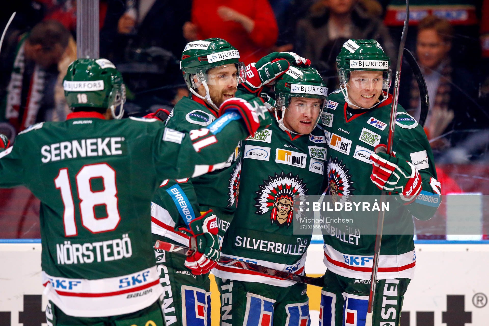 Frölundas Jesper Emanuelsson jublar med lagkamrater