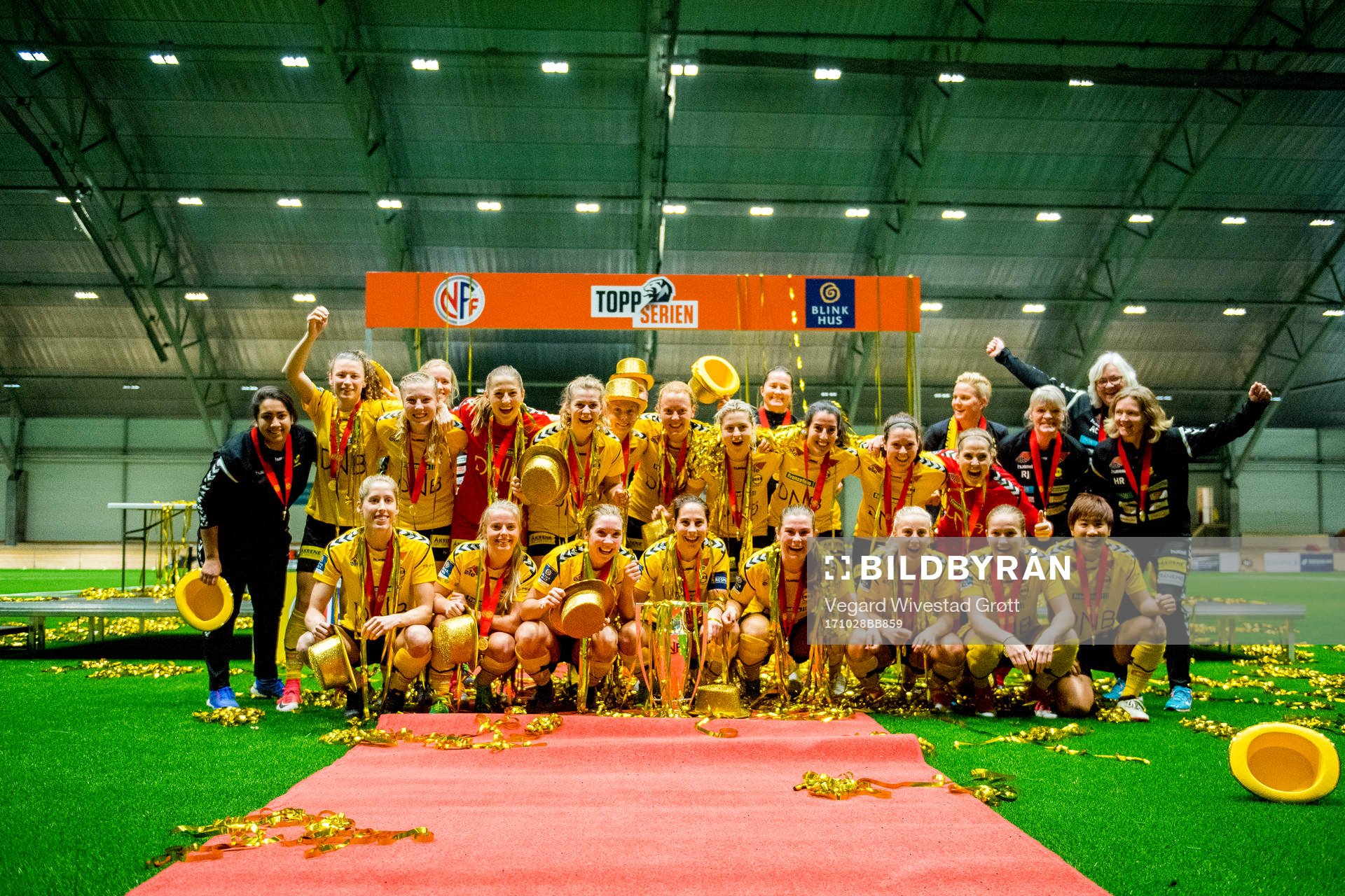 LSK Kvinner celebrates winning the league
