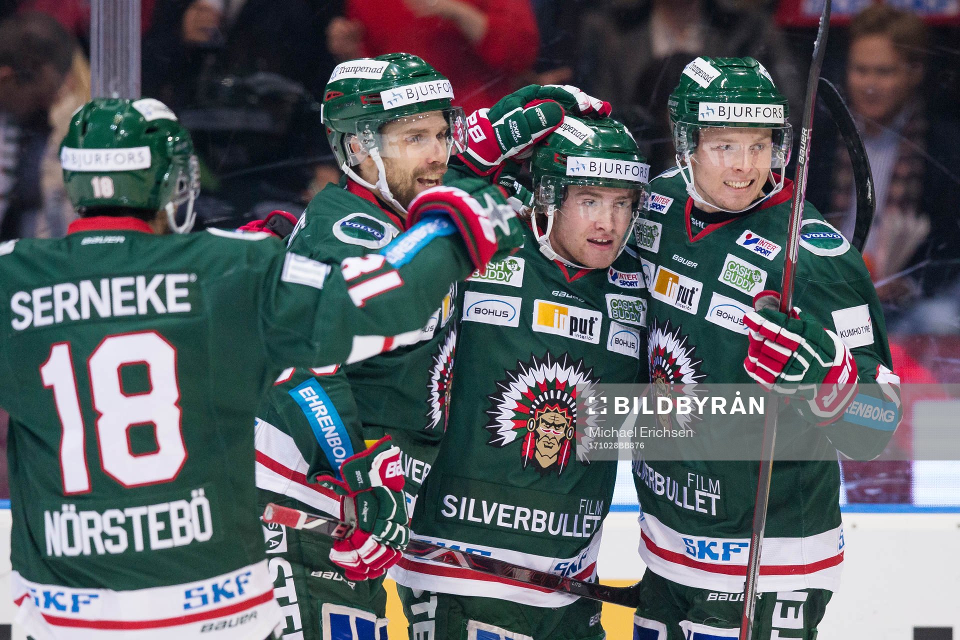 Frölundas Jesper Emanuelsson jublar och omfamnas
