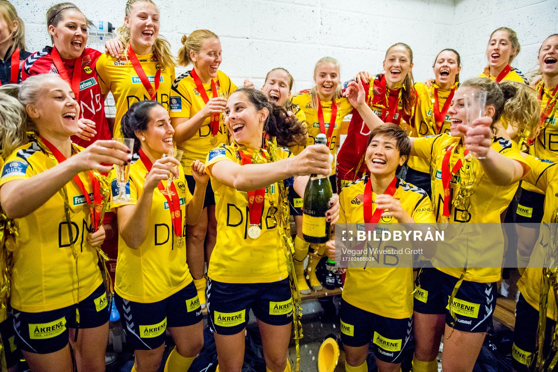 LSK Kvinner celebrates in the dressing room
