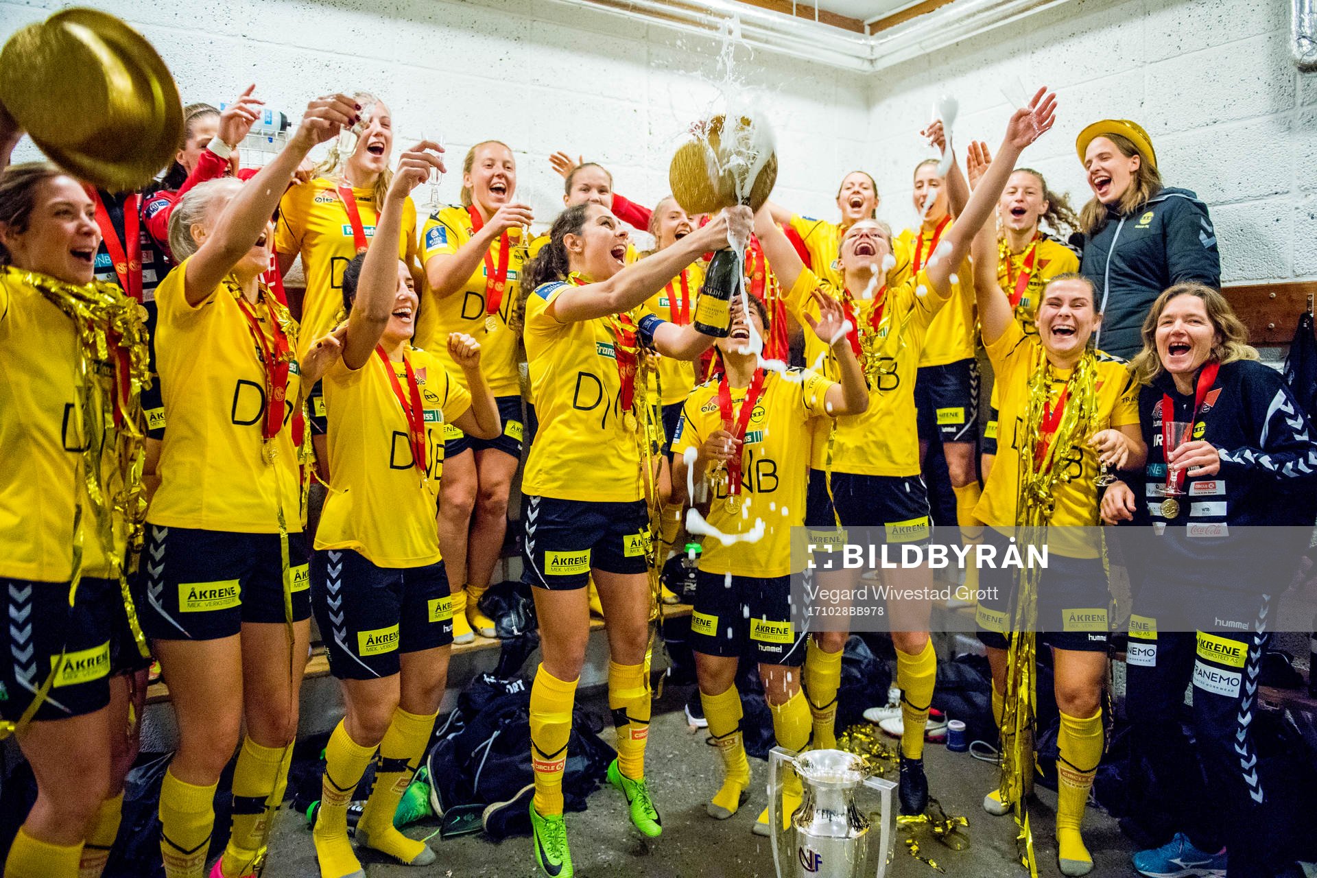 LSK Kvinner celebrates in the dressing room
