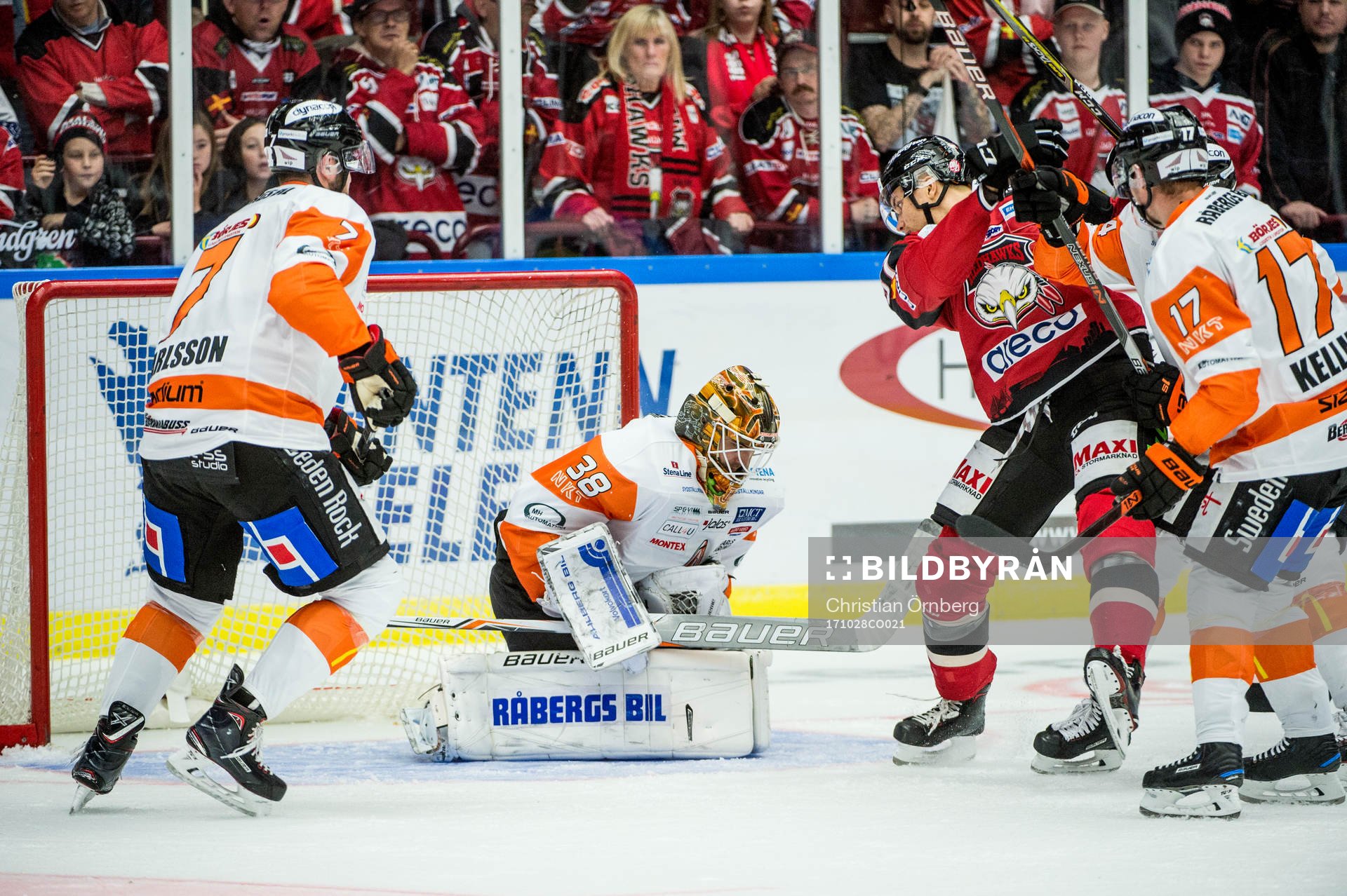 Malmö Redhawks Max Görtz mot Karlskronas målvakt