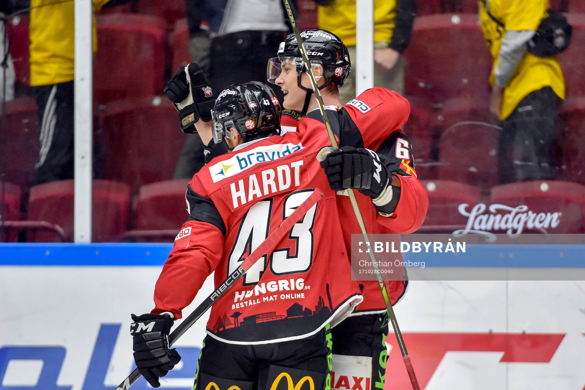 Malmö Redhawks Nichlas Hardt och Fredrik Händemark jublar