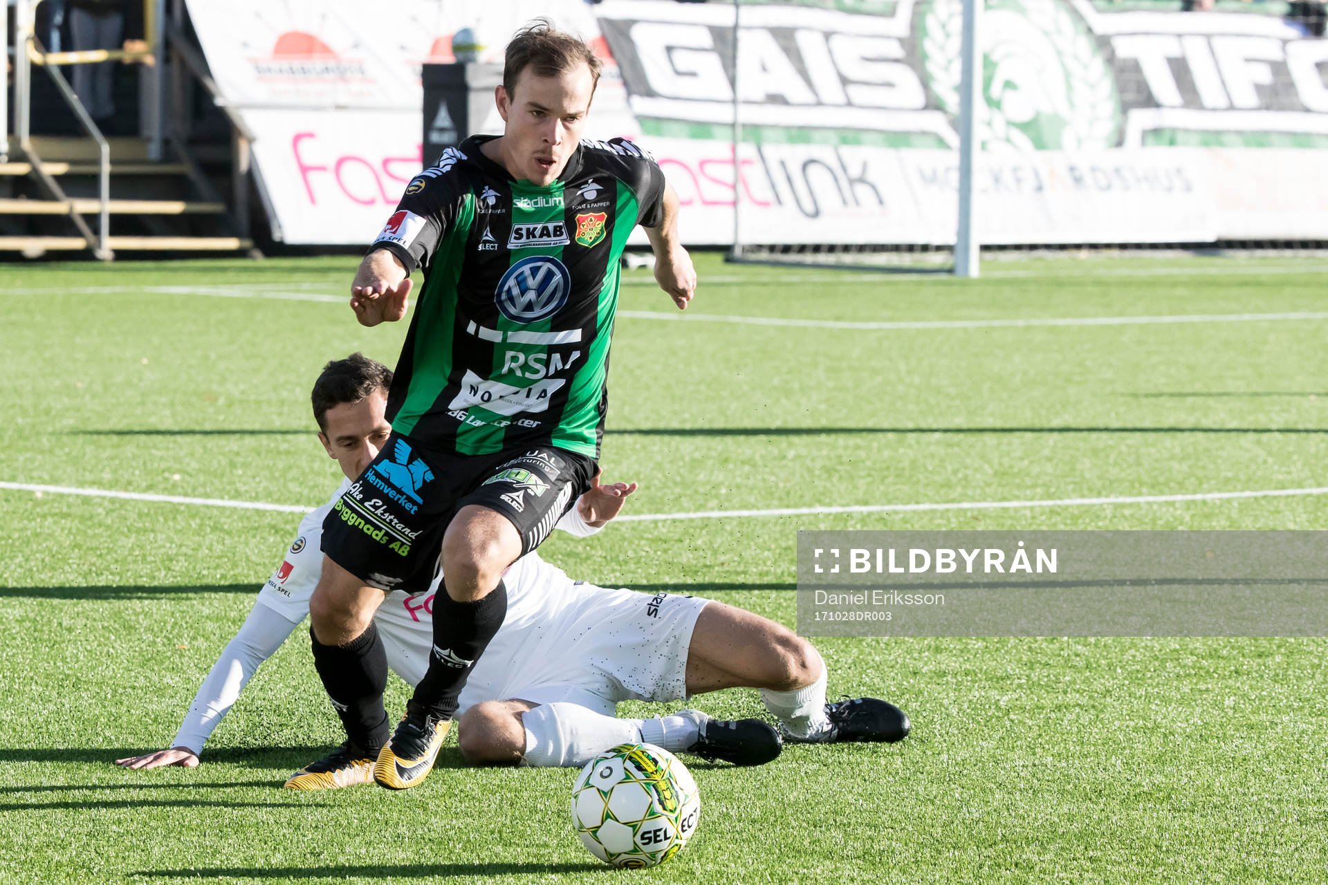 Kamp om bollen i fotbollsmatchen i superettan mellan