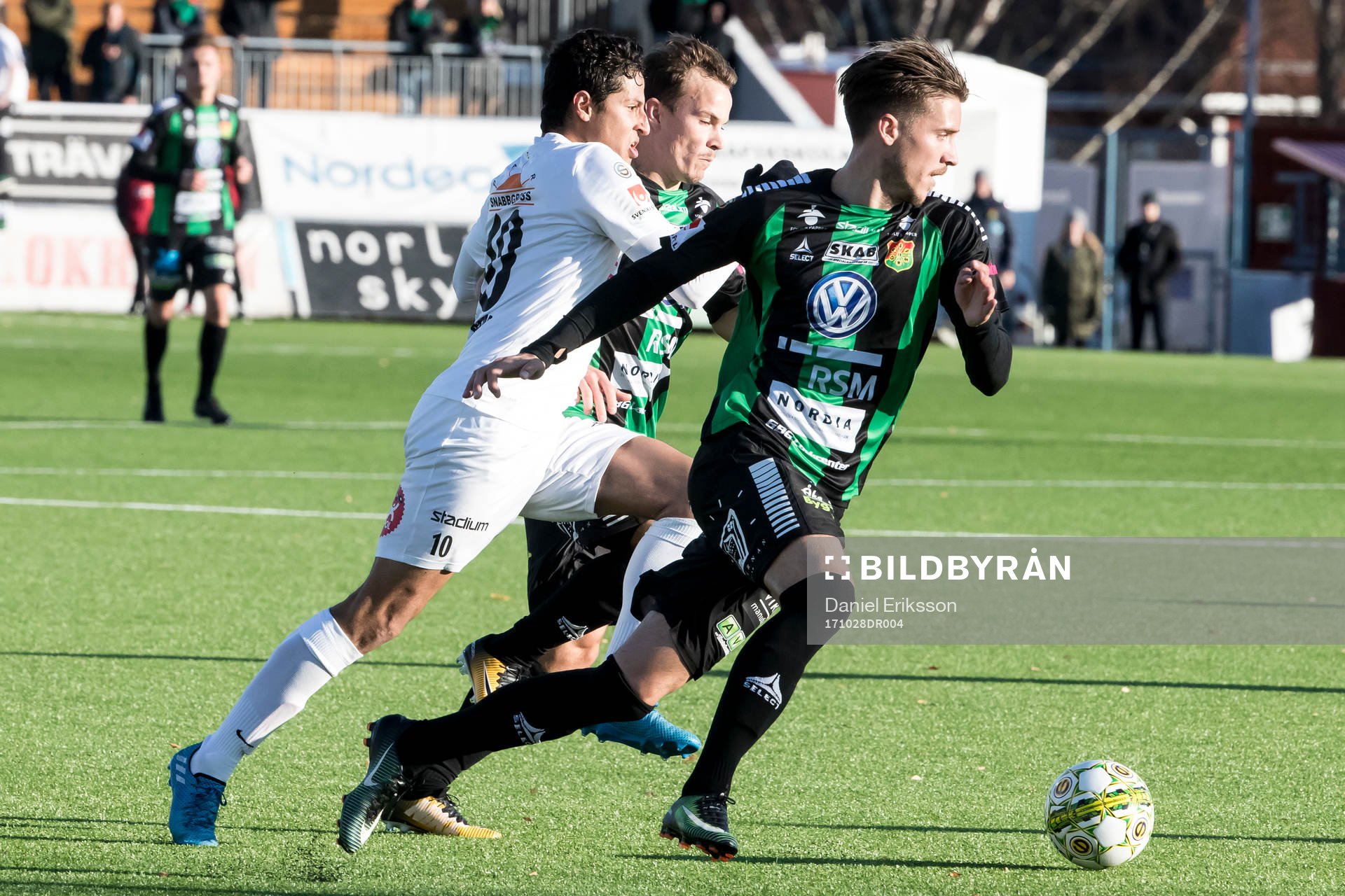 Kamp om bollen i fotbollsmatchen i superettan mellan