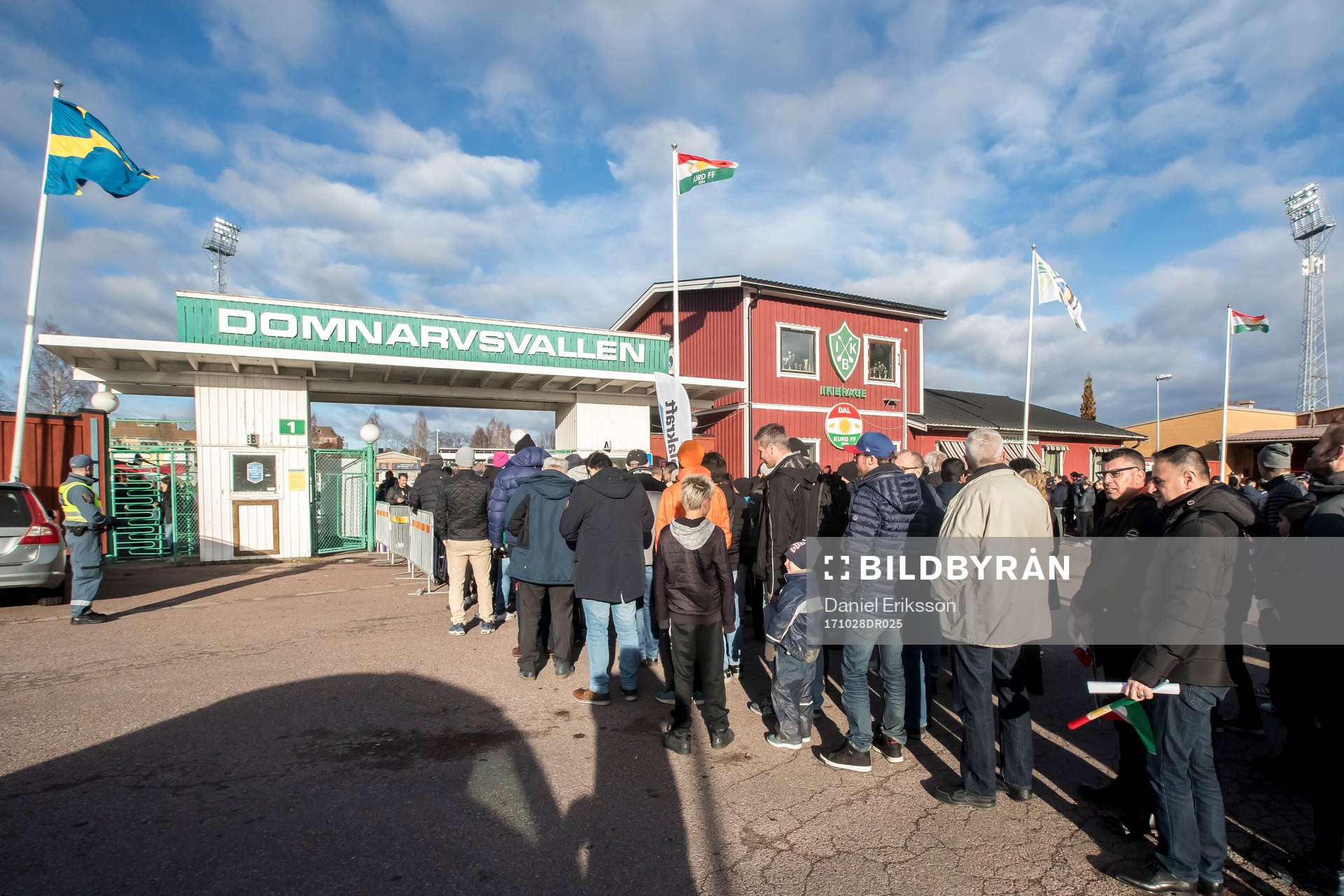 Suporters på väg in till fotbollsmatchen i superettan
