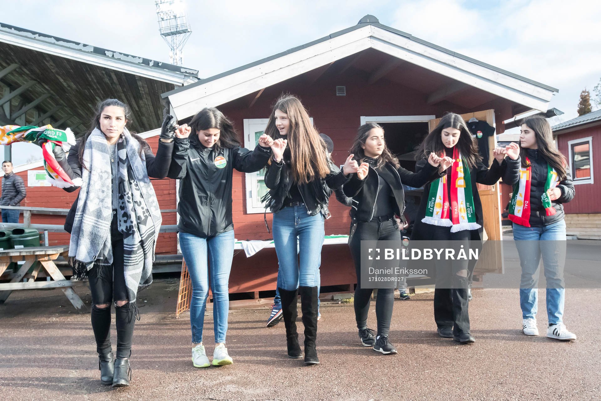 Supporters dansar i fotbollsmatchen i superettan mellan