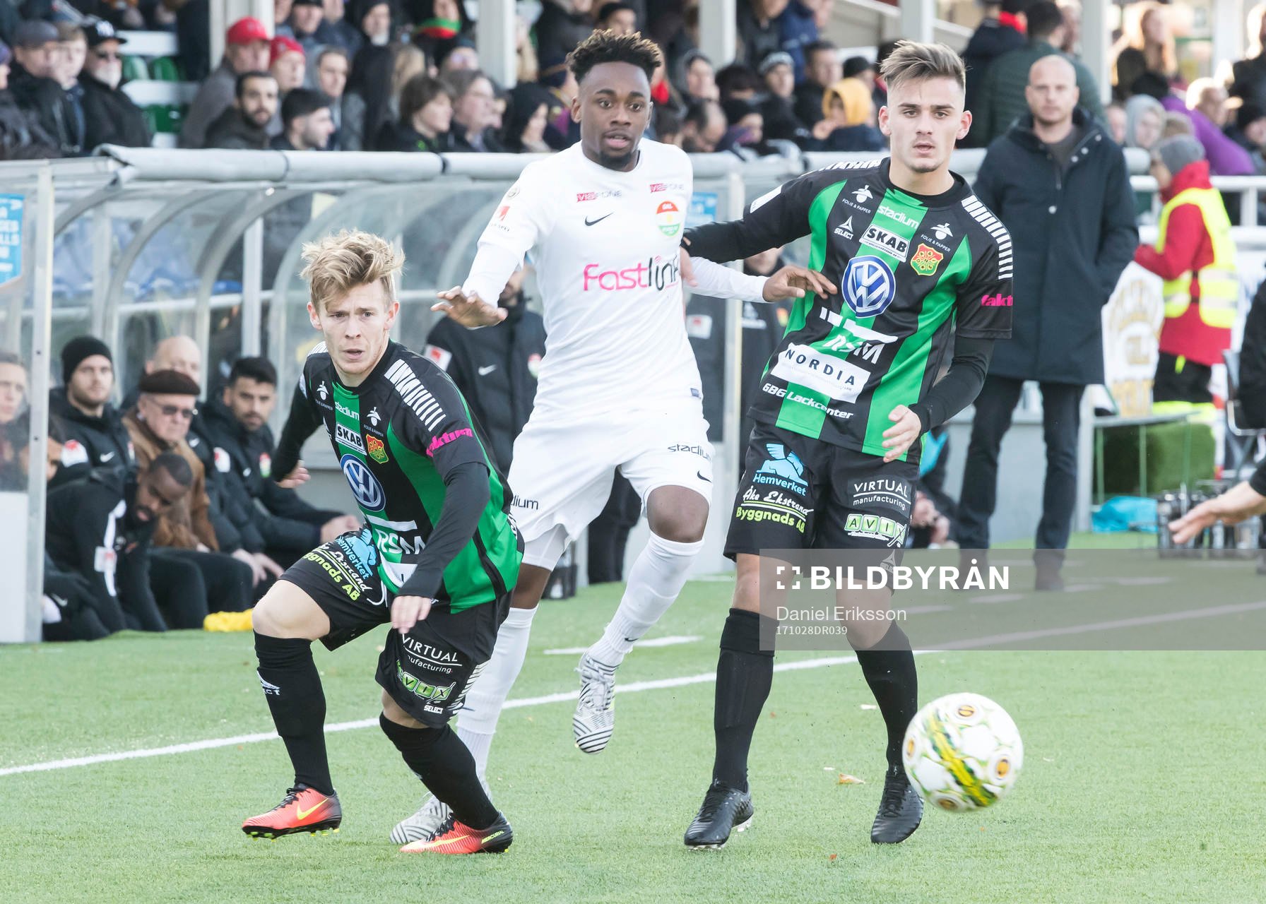 Kamp om bollen i fotbollsmatchen i superettan mellan