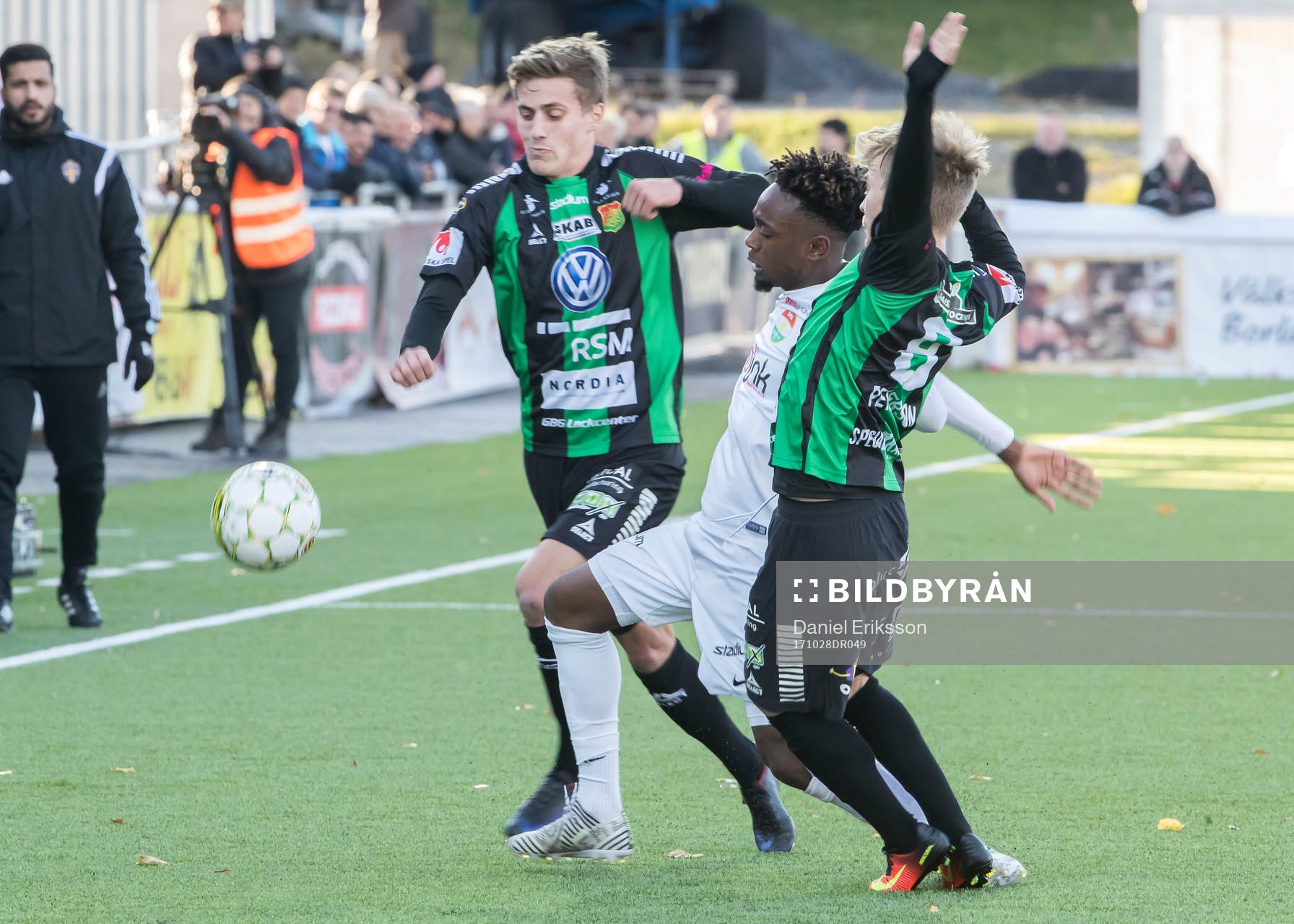 Kamp om bollen i fotbollsmatchen i superettan mellan