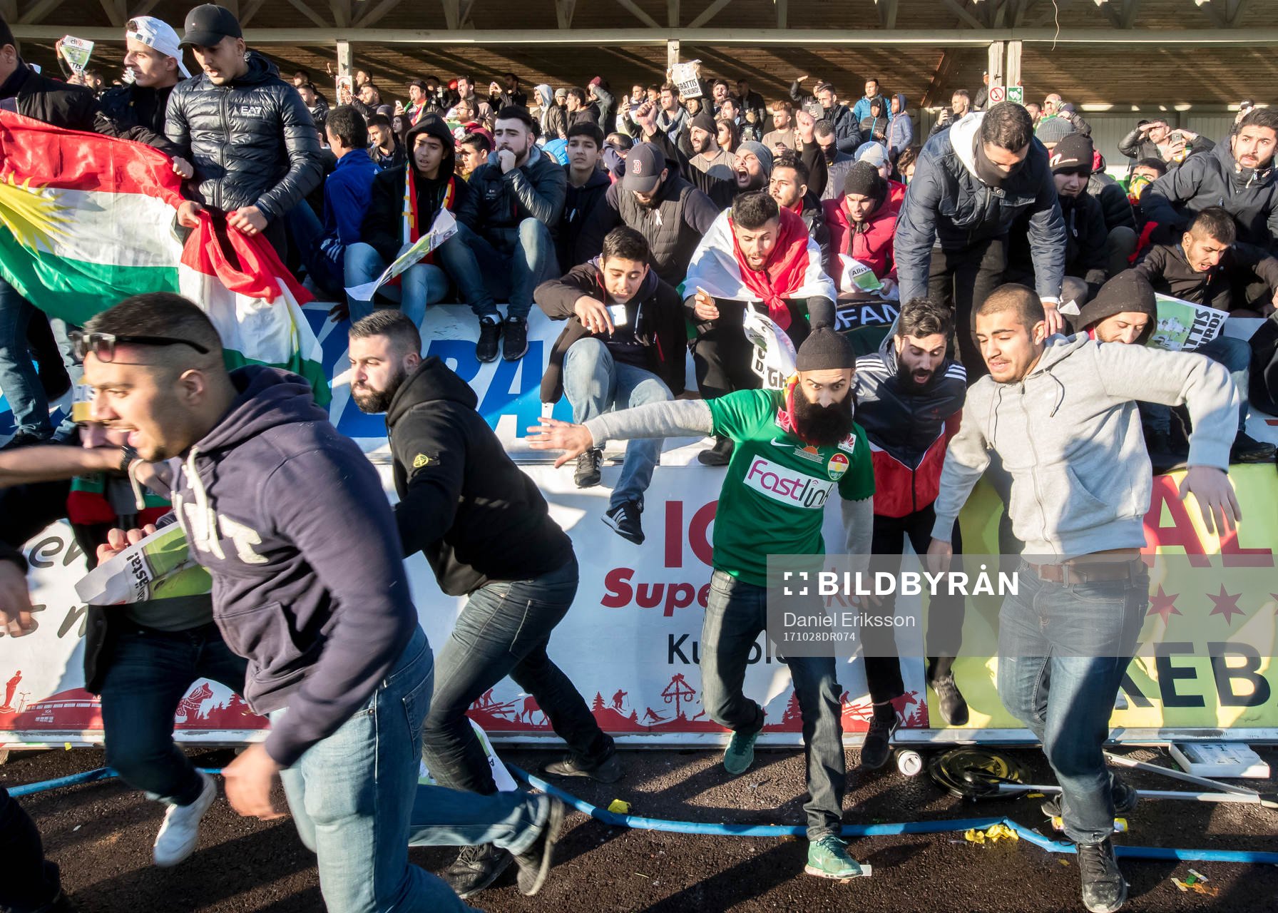 Dalkurds supporters jublar och stormar in på planen