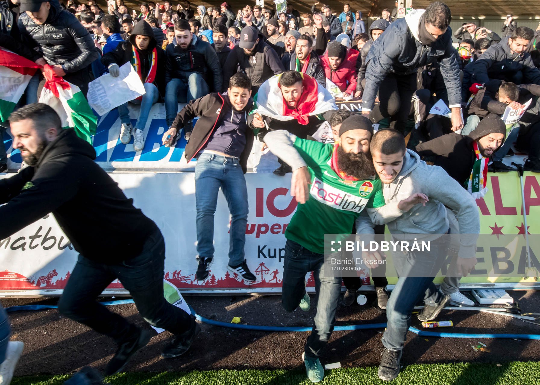Dalkurds supporters jublar och stormar in på planen