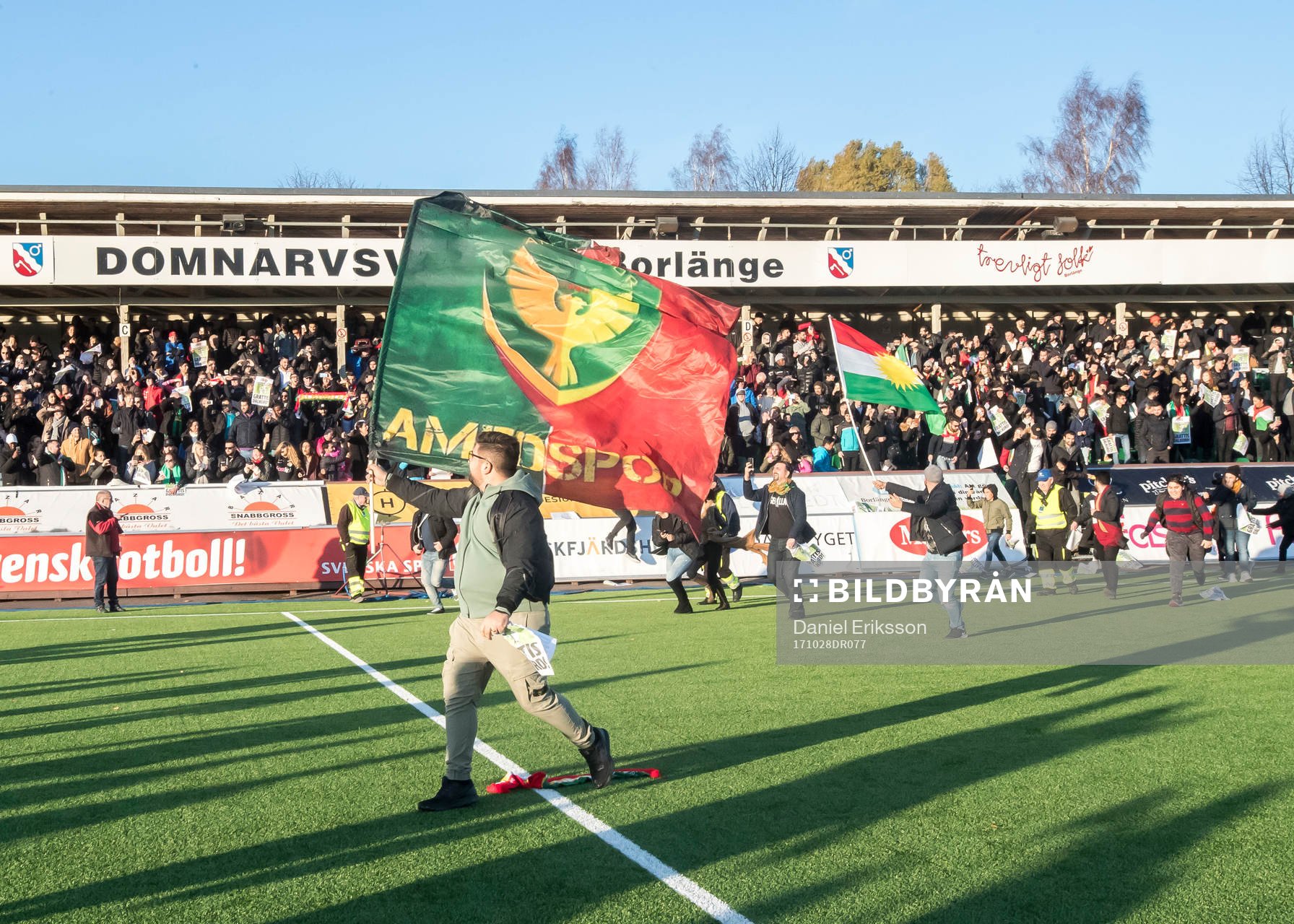 Dalkurds supporters jublar och stormar in på planen