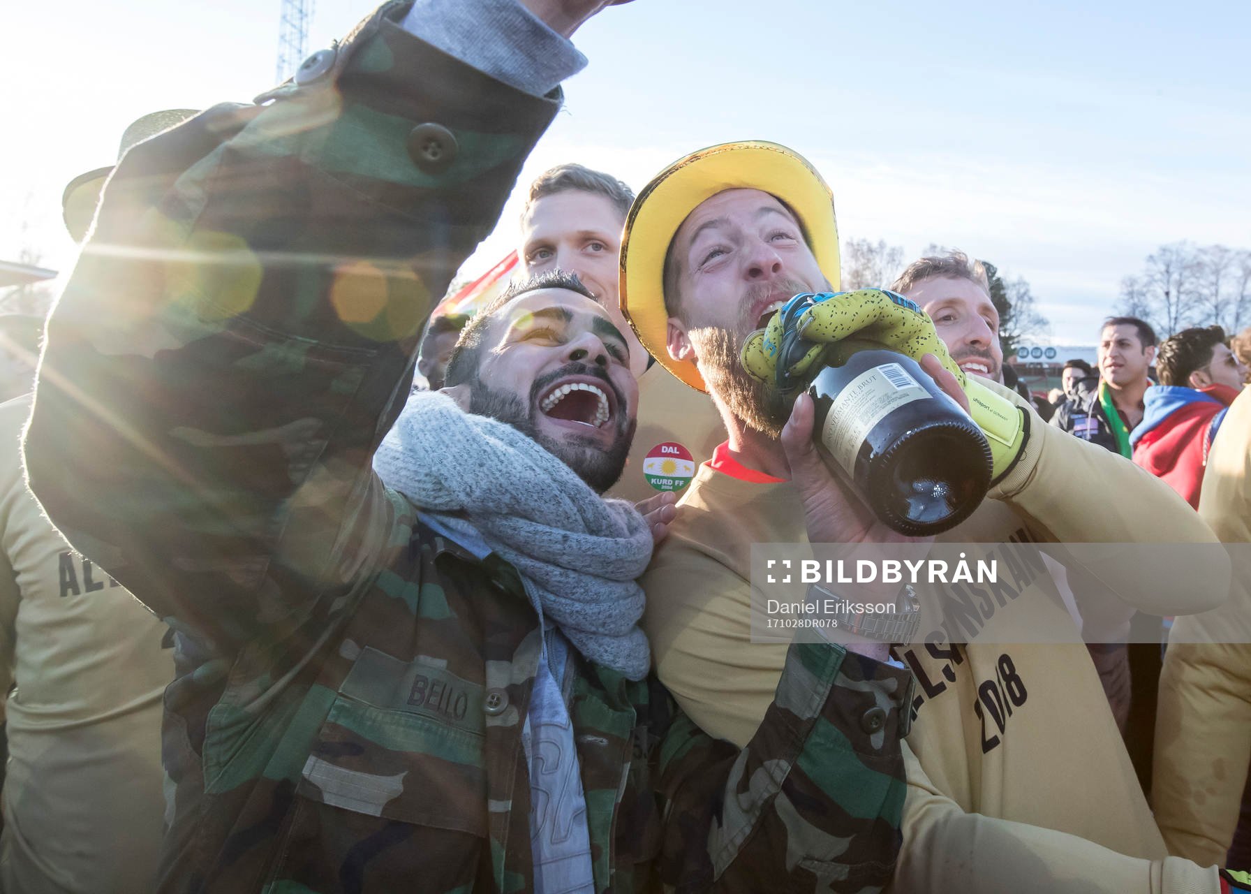Dalkurds supporters och spelare  jublar