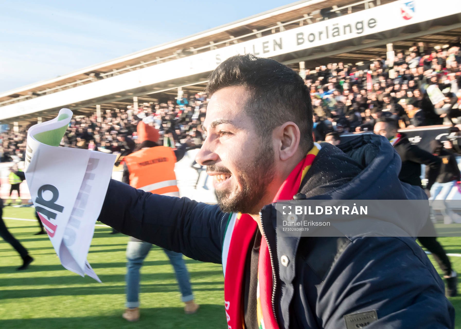 Dalkurds supporters jublar och stormar in på planen