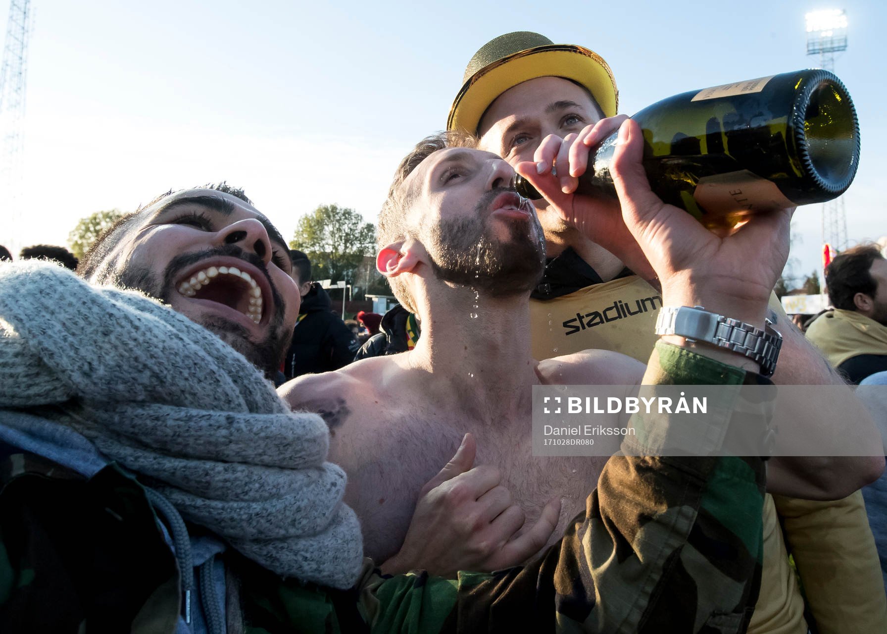 Dalkurds supporters och spelare  jublar