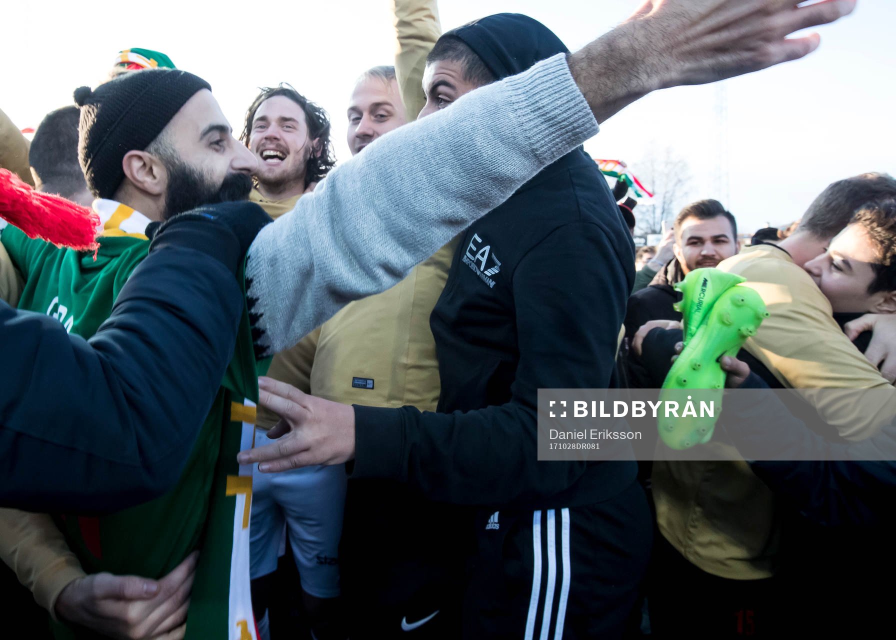 Dalkurds supporters och spelare  jublar