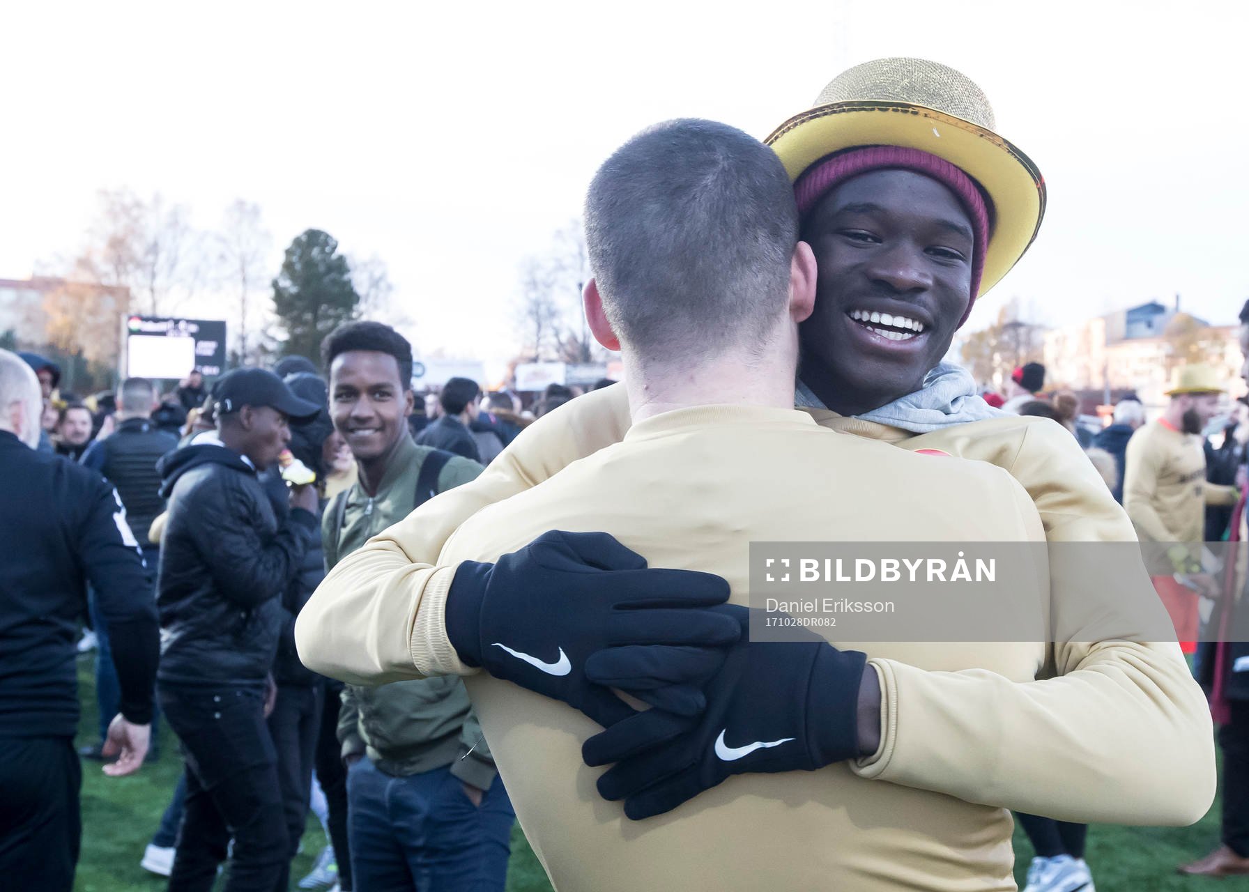 Dalkurds supporters och spelare  jublar