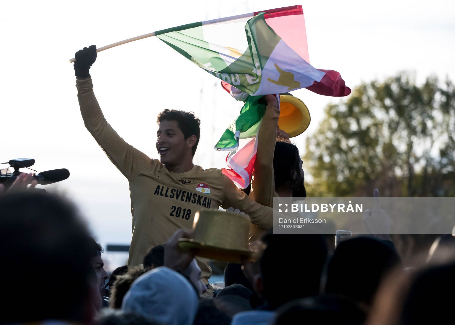 Dalkurds supporters och spelare  jublar