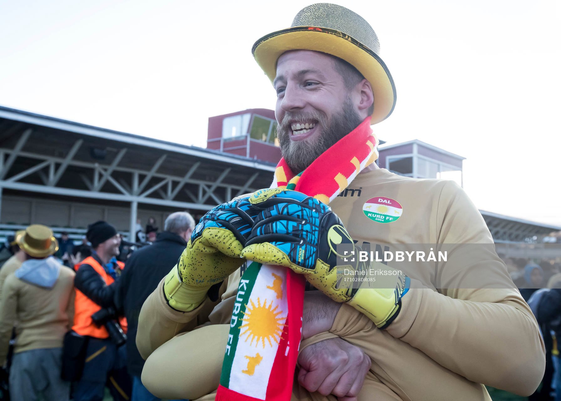 Dalkurds supporters och spelare  jublar