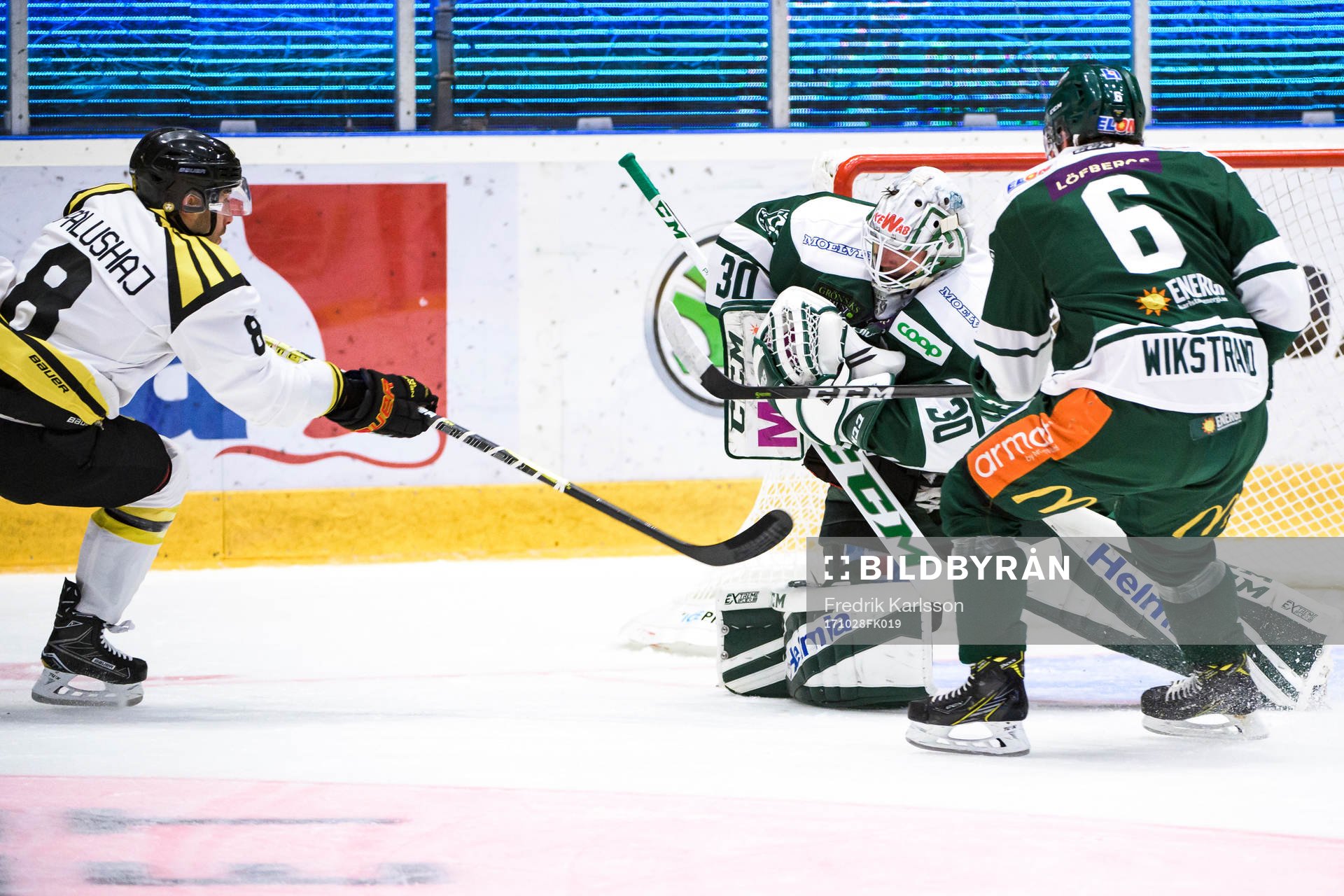 Brynäs Aaron Palushaj och Färjestads målvakt Lars Haugen