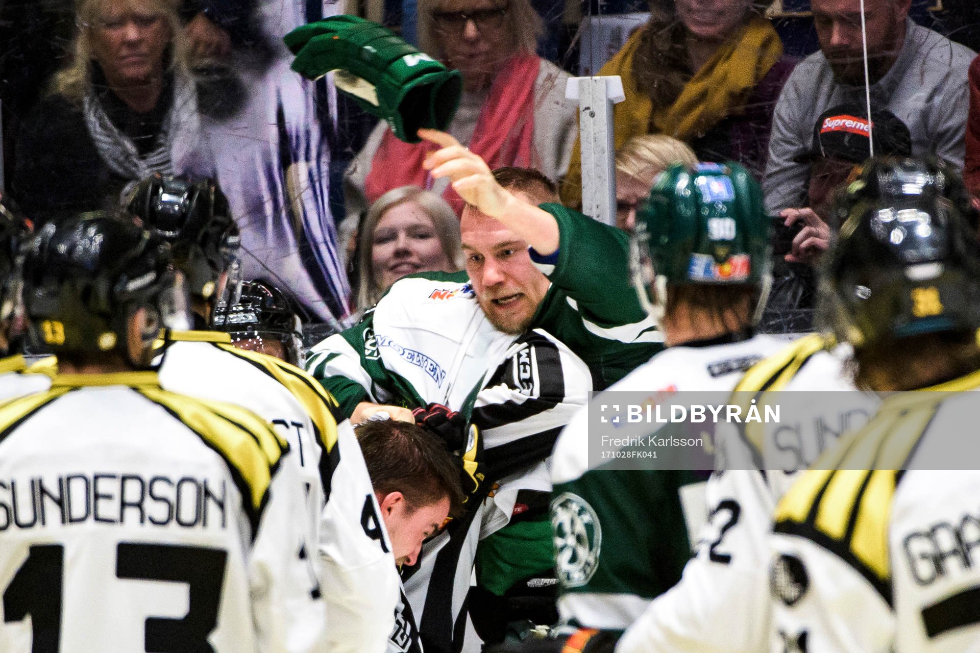 Färjestads Ilari Melart och Brynäs Lukas Kilström i ett