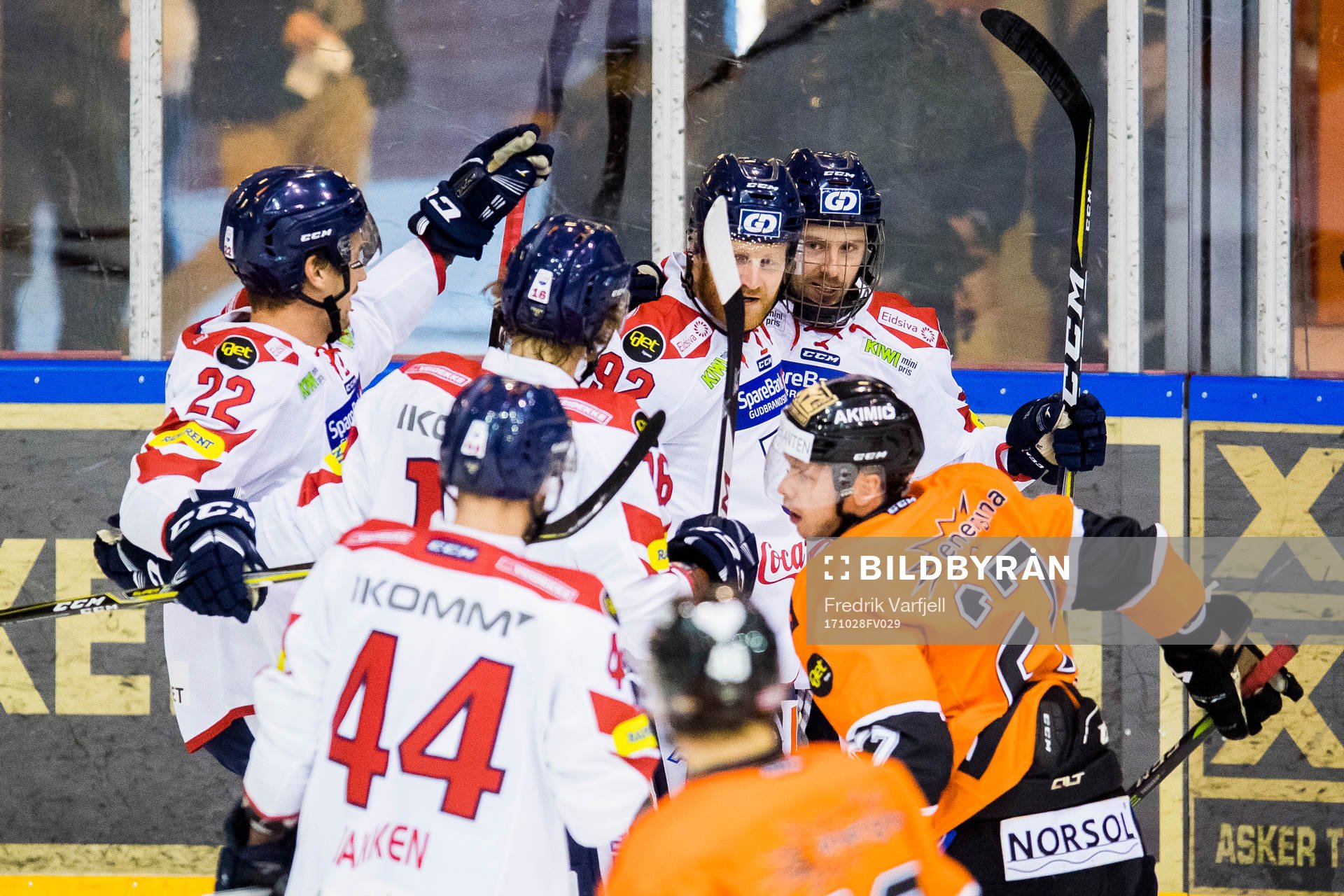 Joey Benik of Lillehammer celebrates with his teammates