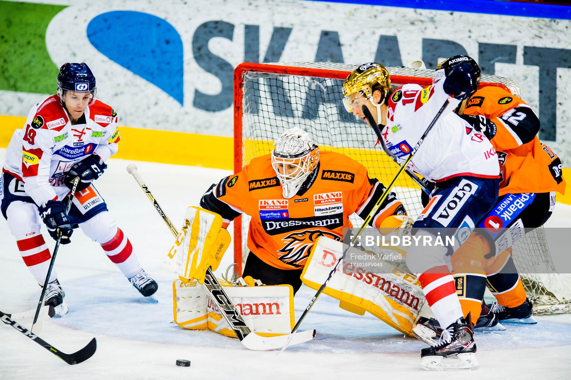 David Morley of Lillehammer, goaltender Nicklas Tobias