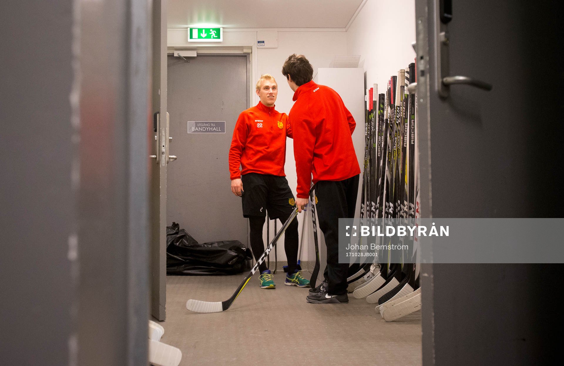 Moras Matias Lassen och Michael Haga i spelarkorridoren