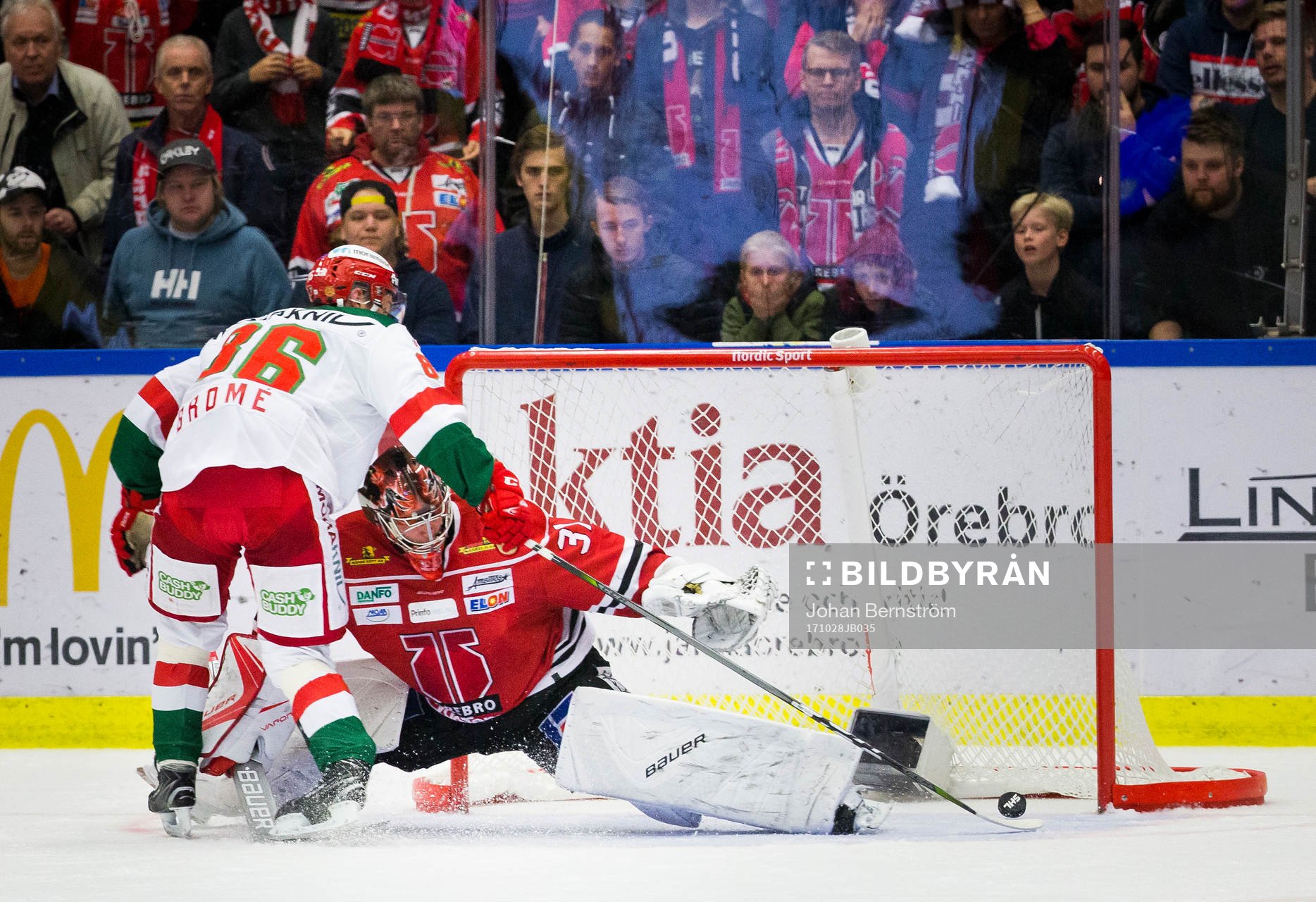 Moras Mathias Bromé sätter