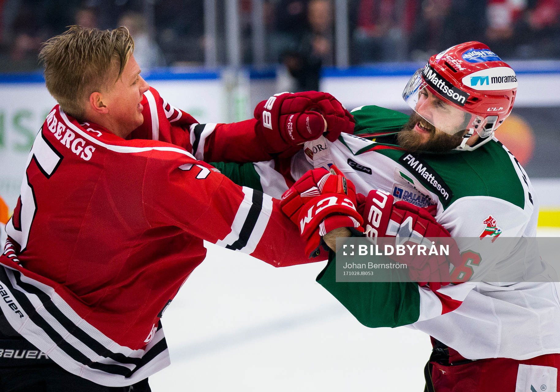 Örebros Gustav Backström och Moras Steven Seigo fightas