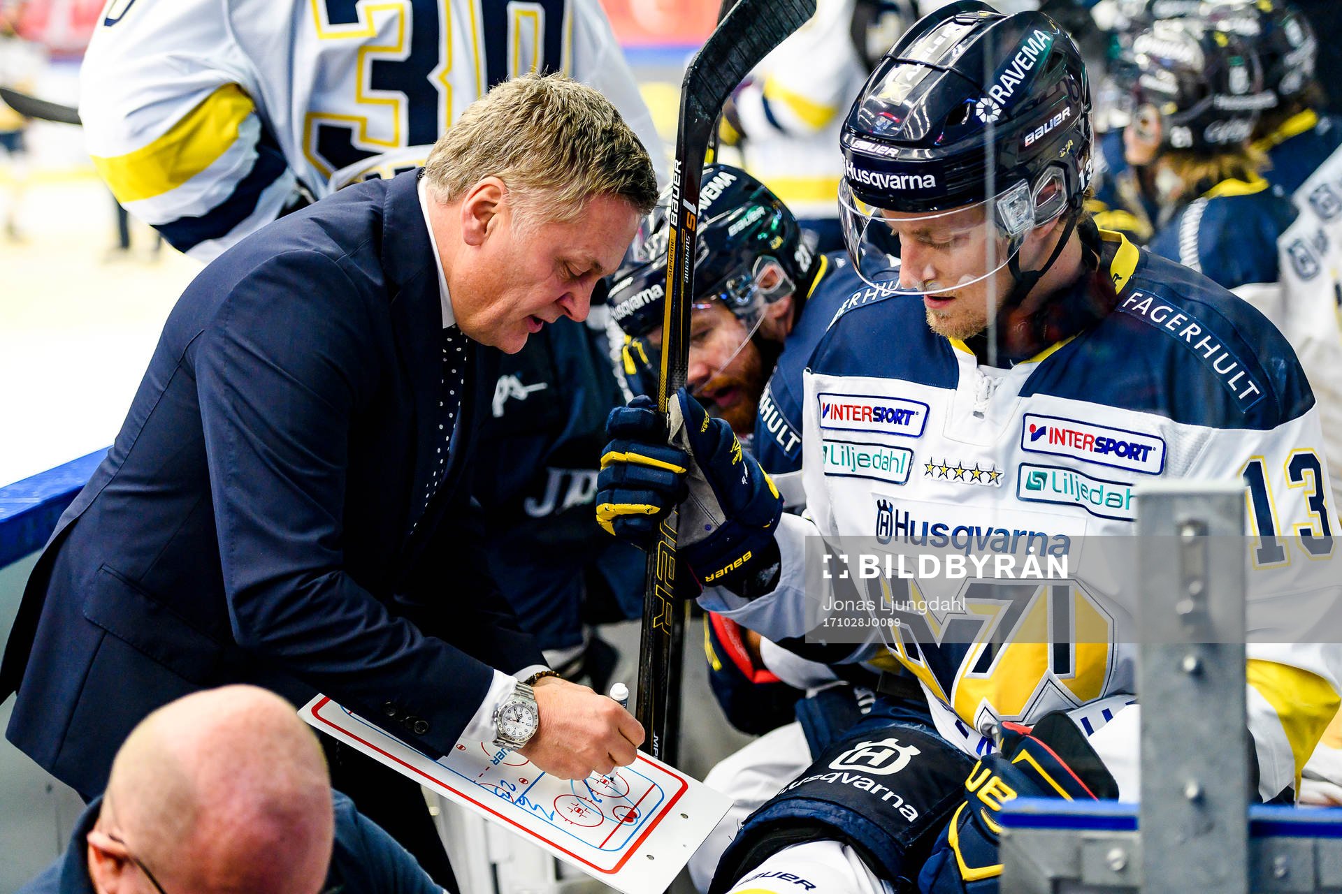 s assisterande tränare Stephan Lundh pratar med HV71:s