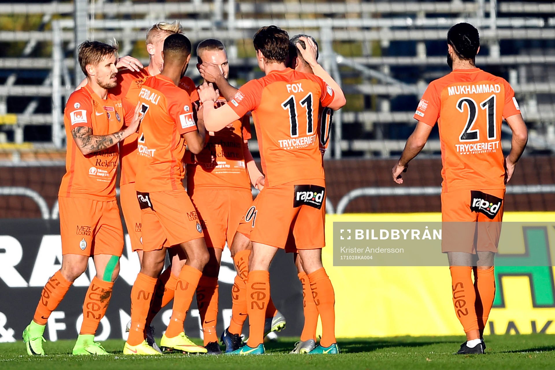 AFC Eskilstunas Ludvig Öhman jublar med lagkamrater