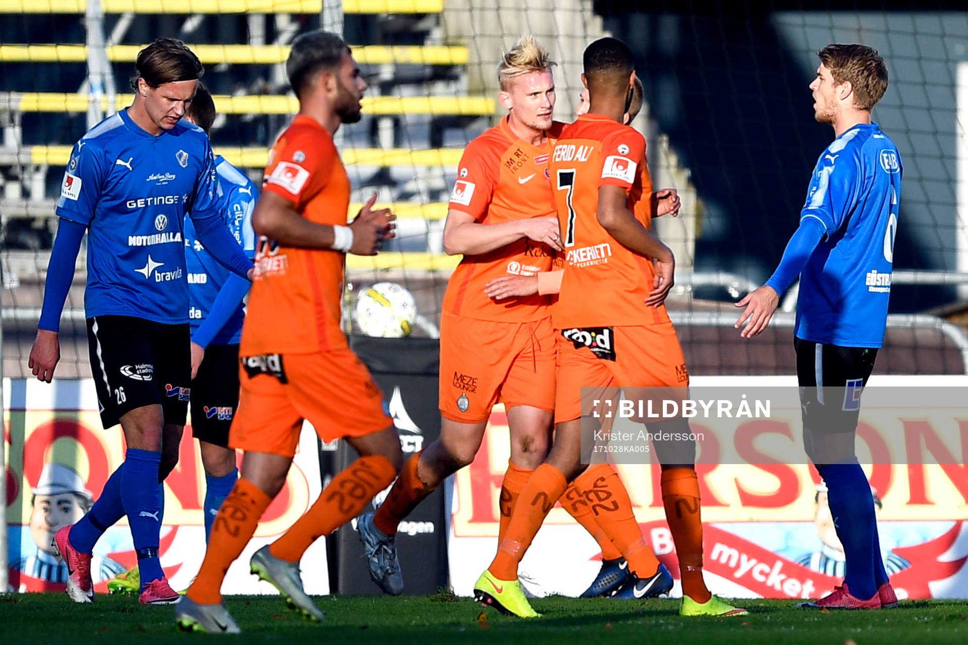 AFC Eskilstunas Ludvig Öhman jublar med lagkamrater efter 0-1 under fotbollsmatchen i Allsvenskan mellan Halmstad och AFC Eskilstuna den 28 oktober 2017 i Halmstad.