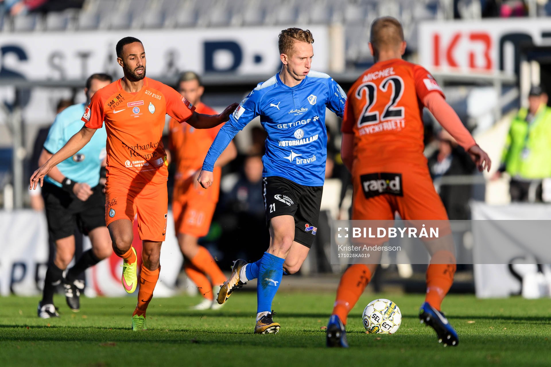 Halmstads Andreas Bengtsson jagas av AFC Eskilstunas Ferid