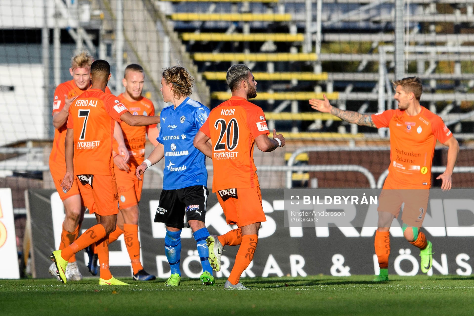 AFC Eskilstunas spelafe jublar efter 0-1 av Ludvig Öhman (v) under fotbollsmatchen i Allsvenskan mellan Halmstad och AFC Eskilstuna den 28 oktober 2017 i Halmstad.