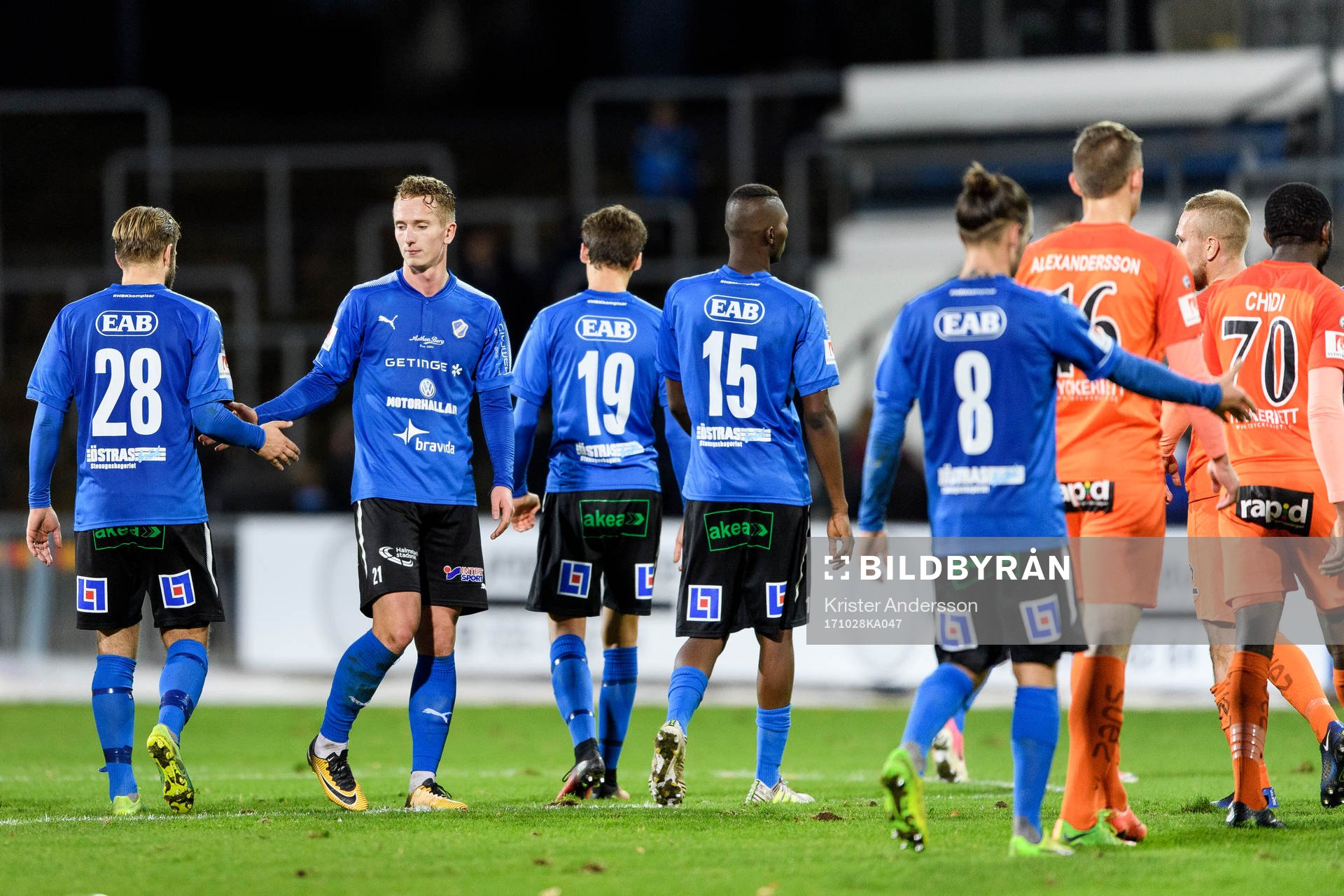 Spelarna tackar varandra