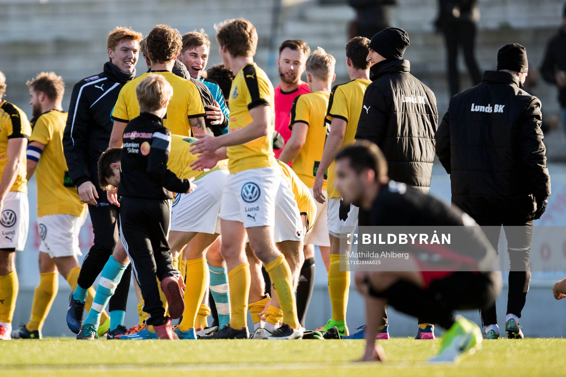 Lunds spelare jublar samtidigt som en Trollhättan spelare