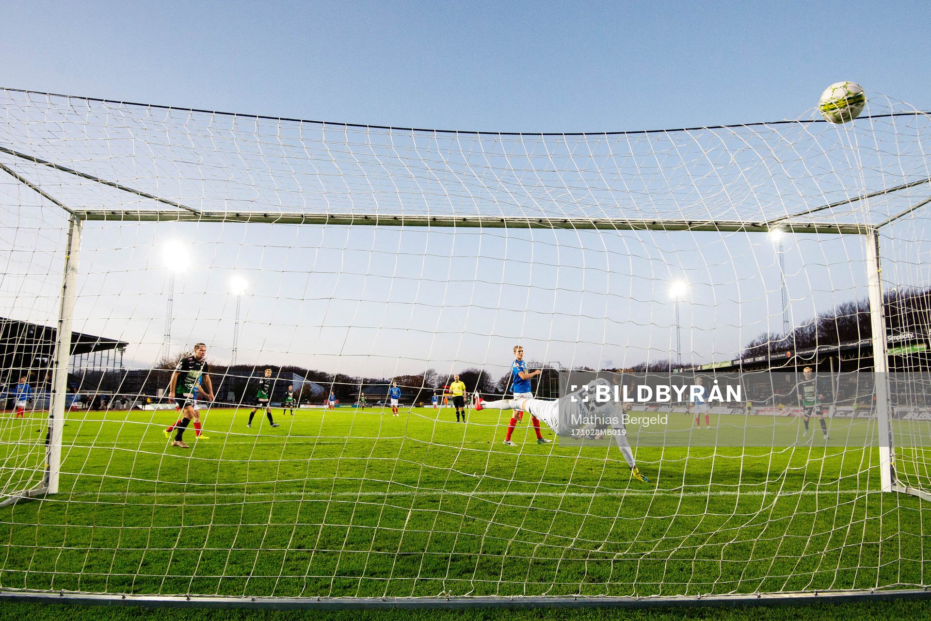 Varbergs Peter Nyström gör 2-0-målet bakom Åtvidabergs