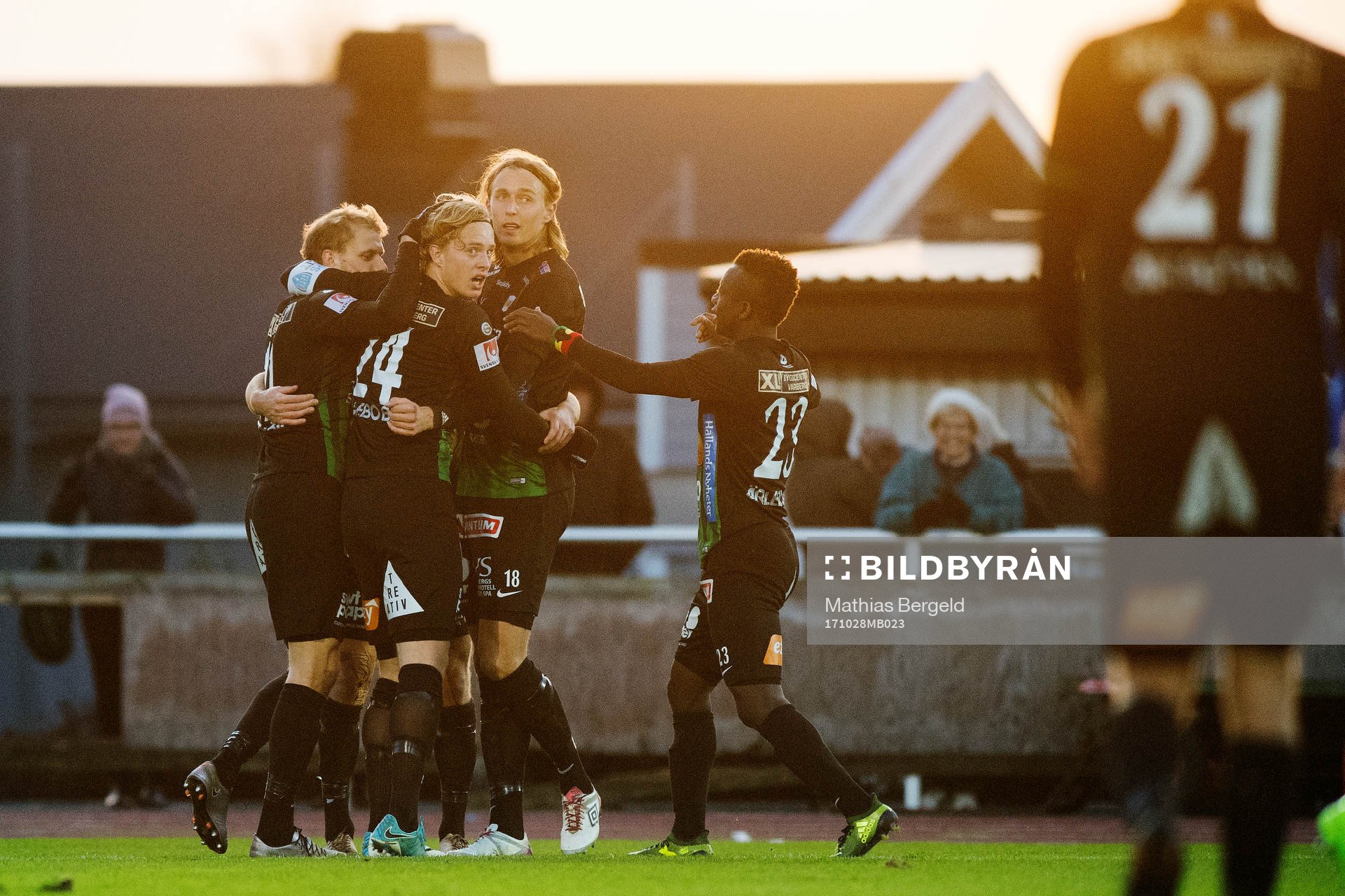 Varbergs Gabriel Altemark-Vanneryr jublar med Jakob Olsson,