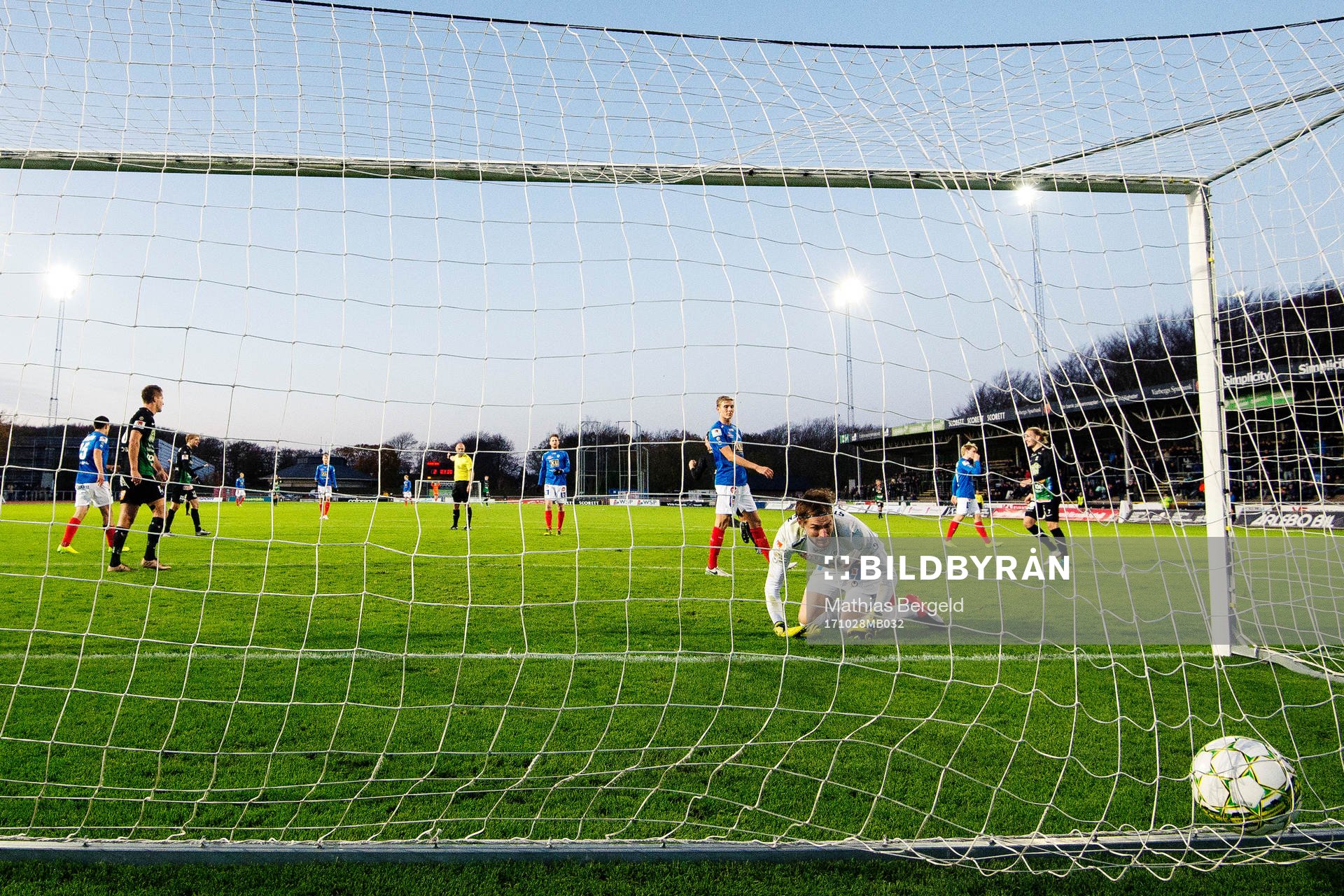 Varbergs Peter Nyström gör 2-0-målet bakom Åtvidabergs