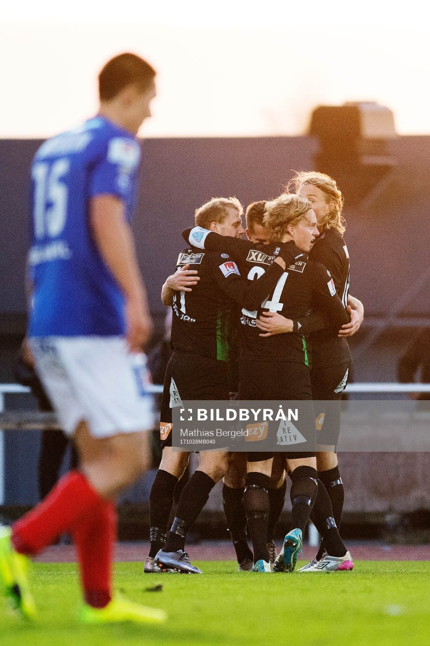 Varbergs Gabriel Altemark-Vanneryr jublar med Jakob Olsson,
