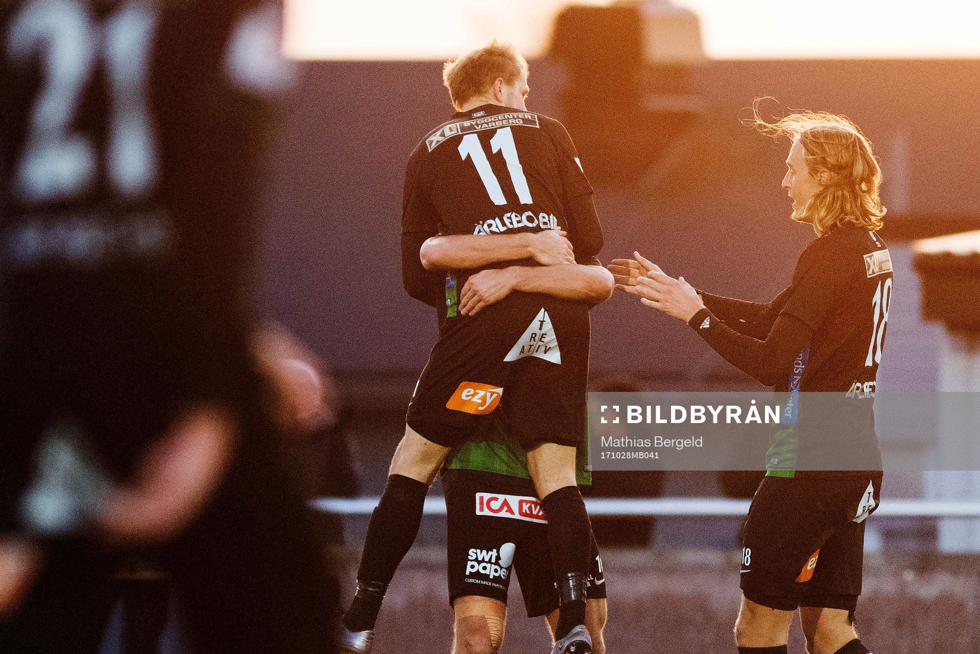 Varbergs Gabriel Altemark-Vanneryr jublar med Jakob Olsson