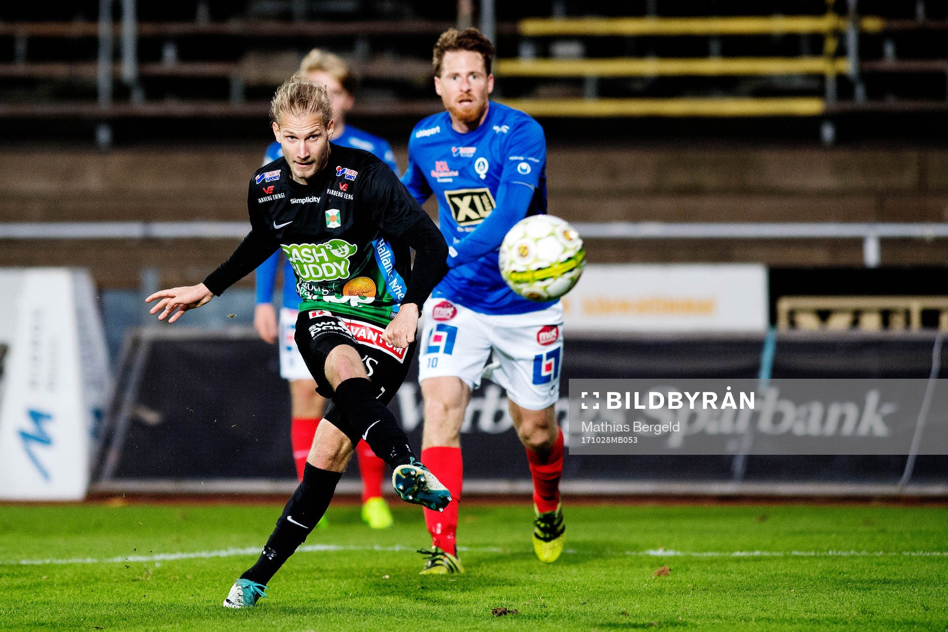 Varbergs Oliver Silverholt skjuter