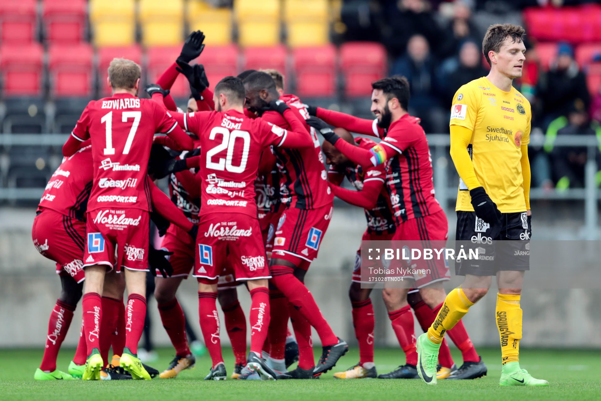 Östersunds Sotirios Papagiannopoulus jublar med lagkamrater