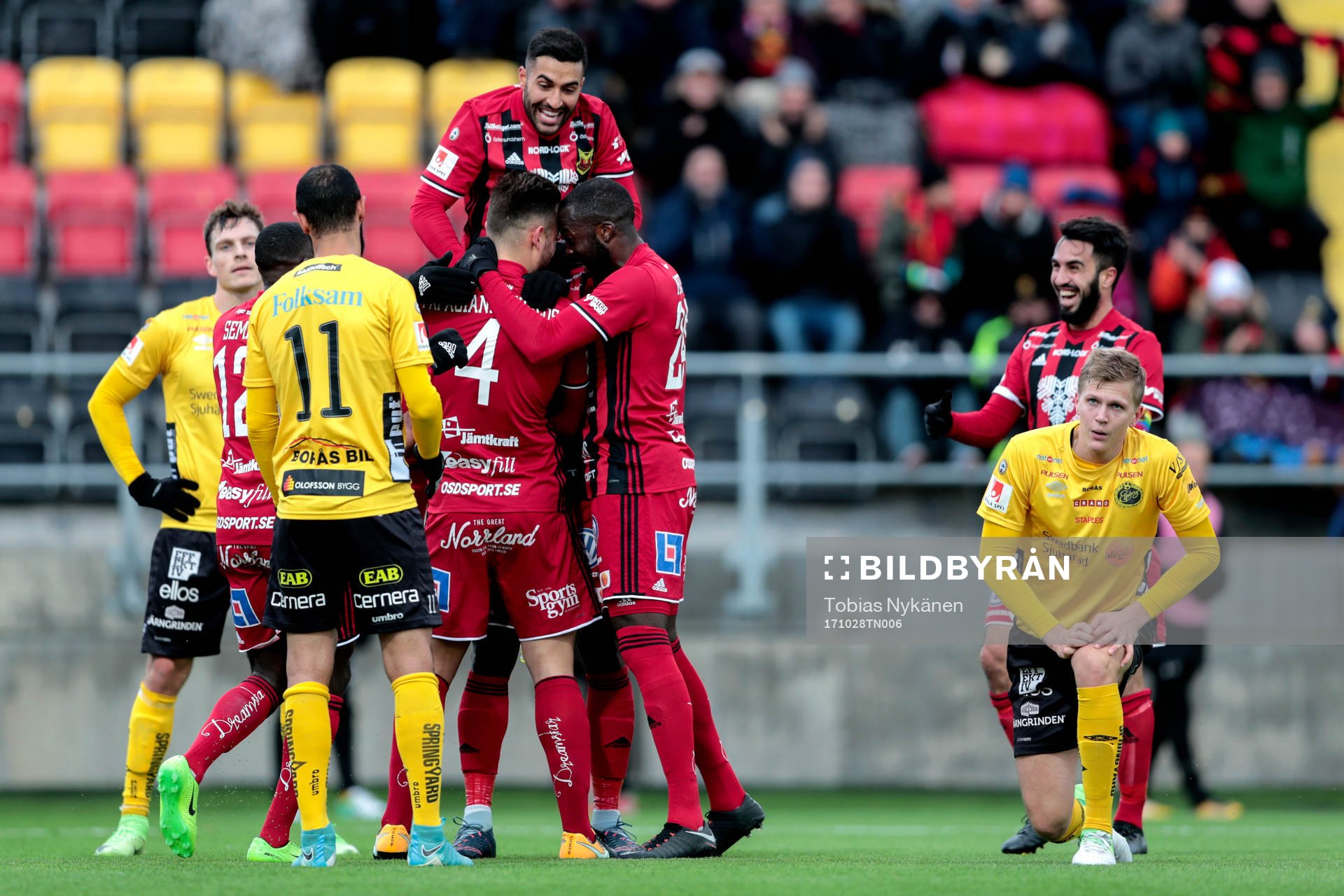 Östersunds Sotirios Papagiannopoulus jublar med lagkamrater