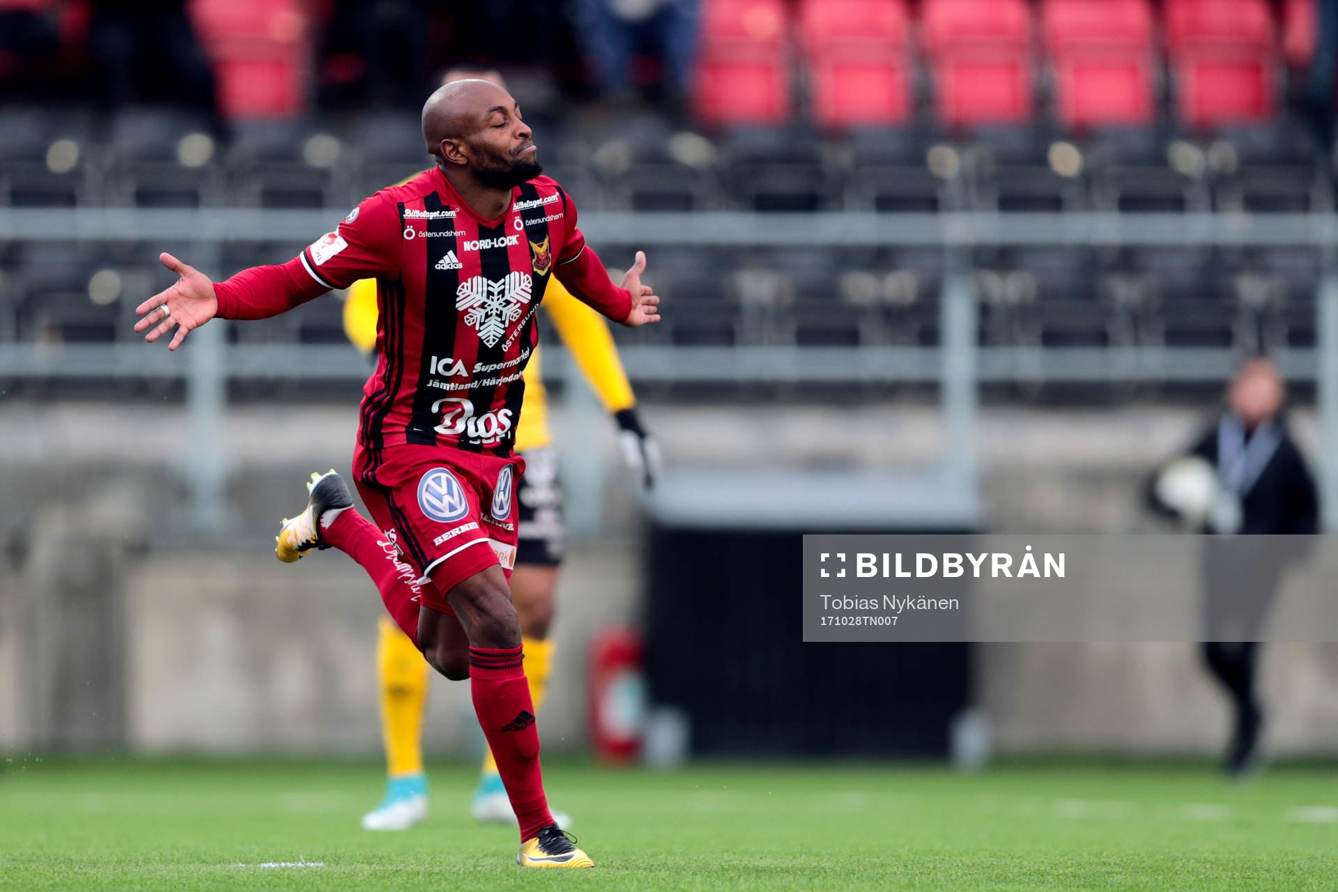 Östersunds Fouad Bachirou jublar