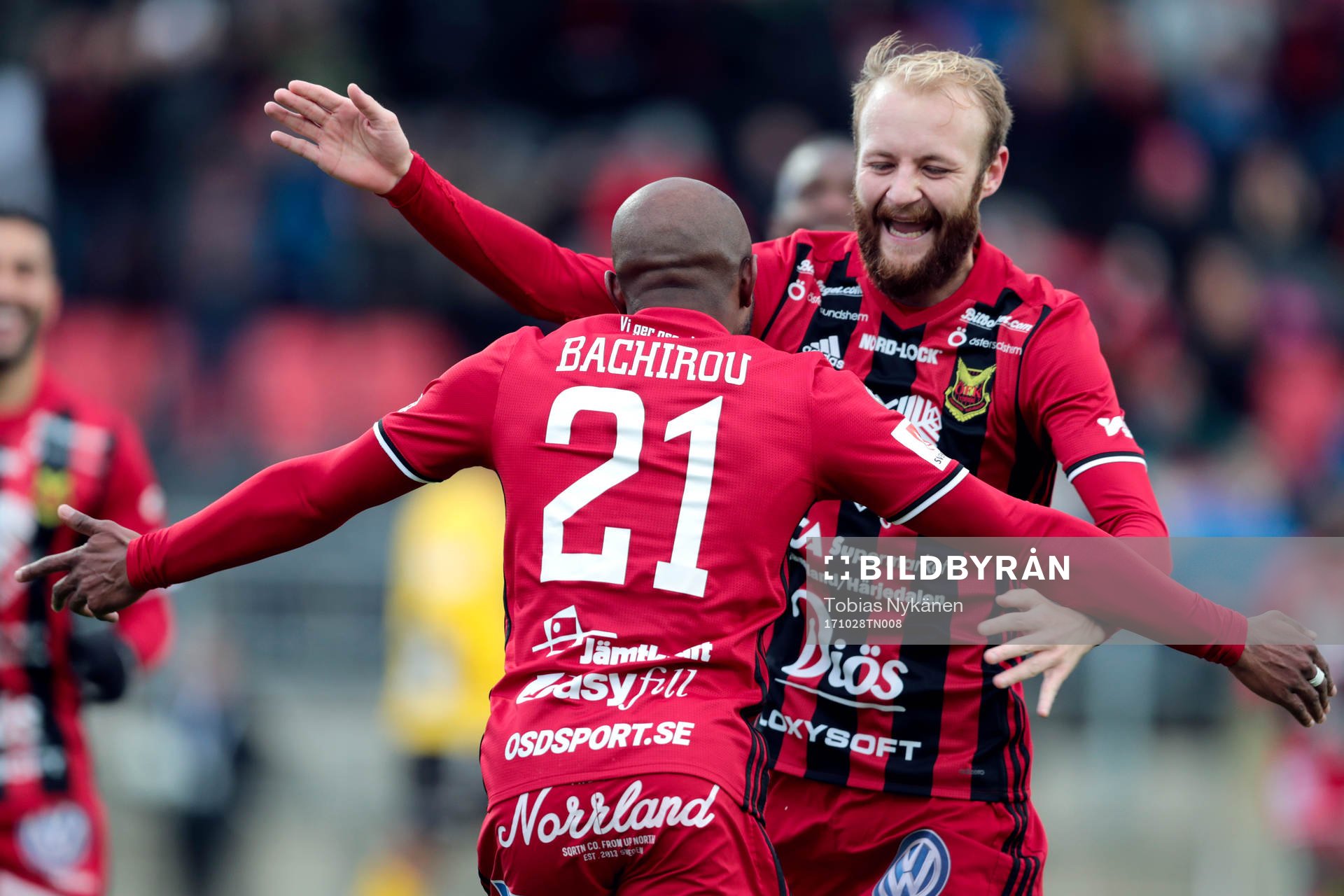 Östersunds Curtis Edwards och Fouad Bachirou jublar efter 2-0 av Bachirou under fotbollsmatchen i Allsvenskan mellan Östersund och Elfsborg den 28 oktober 2017 i Östersund.